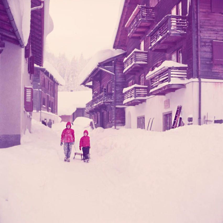 Toni Frissell Color Photograph – Sledging Trip 1951, limitierte, gestempelte Auflage