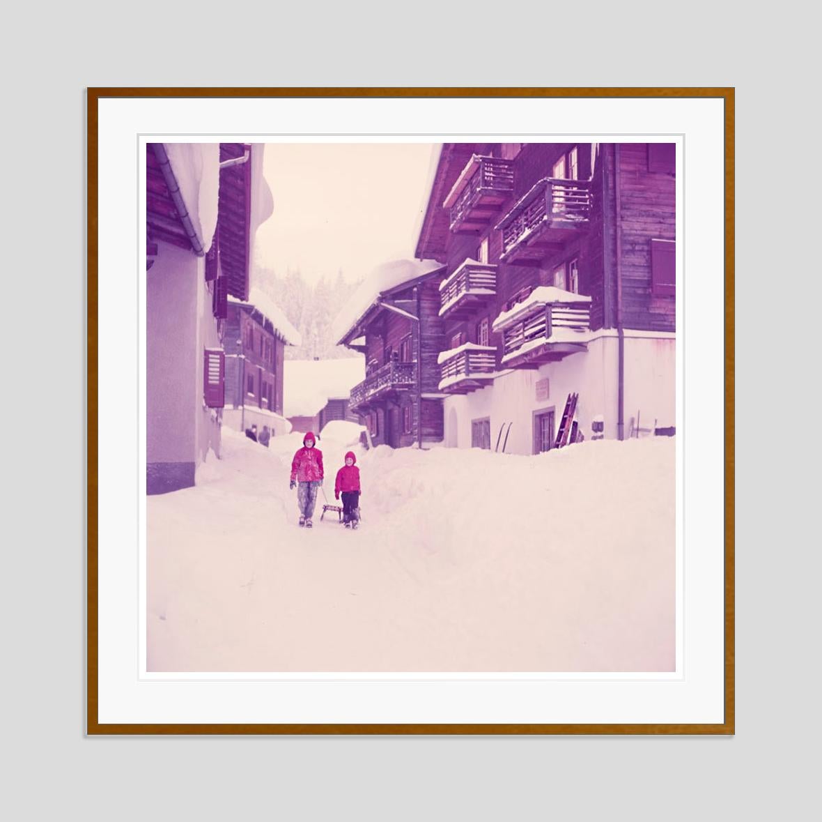 Viaje en trineo 1951 Edición limitada sobredimensionada con sello de firma - Color Photograph Beige de Toni Frissell