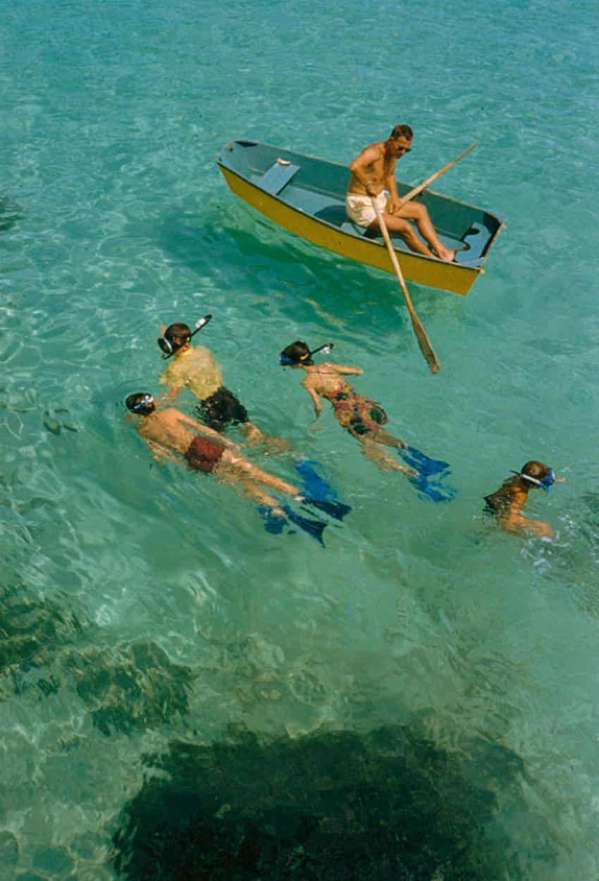 Color Photograph de Toni Frissell - Esnórquel 1956 Edición limitada sobredimensionada con sello de firma