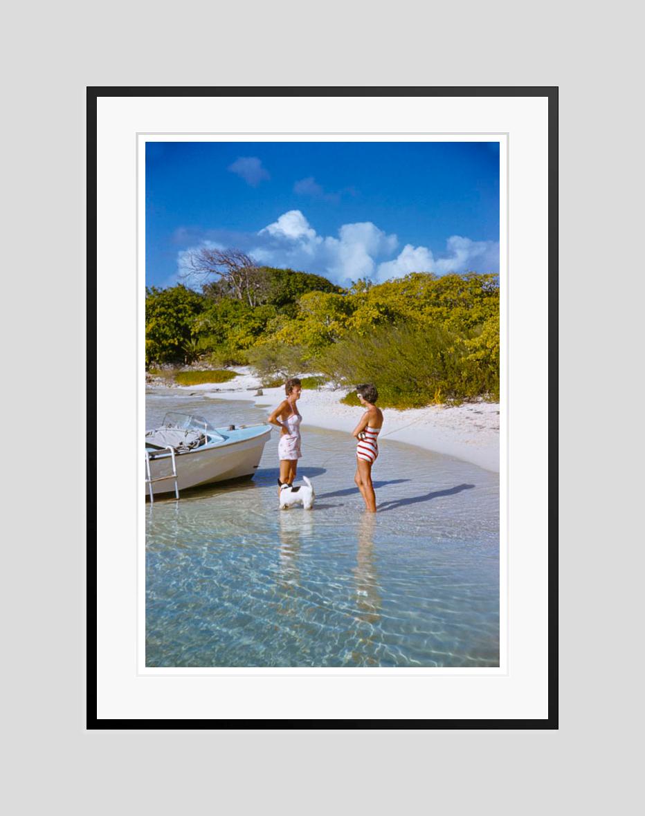 Speedboat At The Mill Reef Club, 1959, limitierte, gestempelte Auflage (Grau), Color Photograph, von Toni Frissell