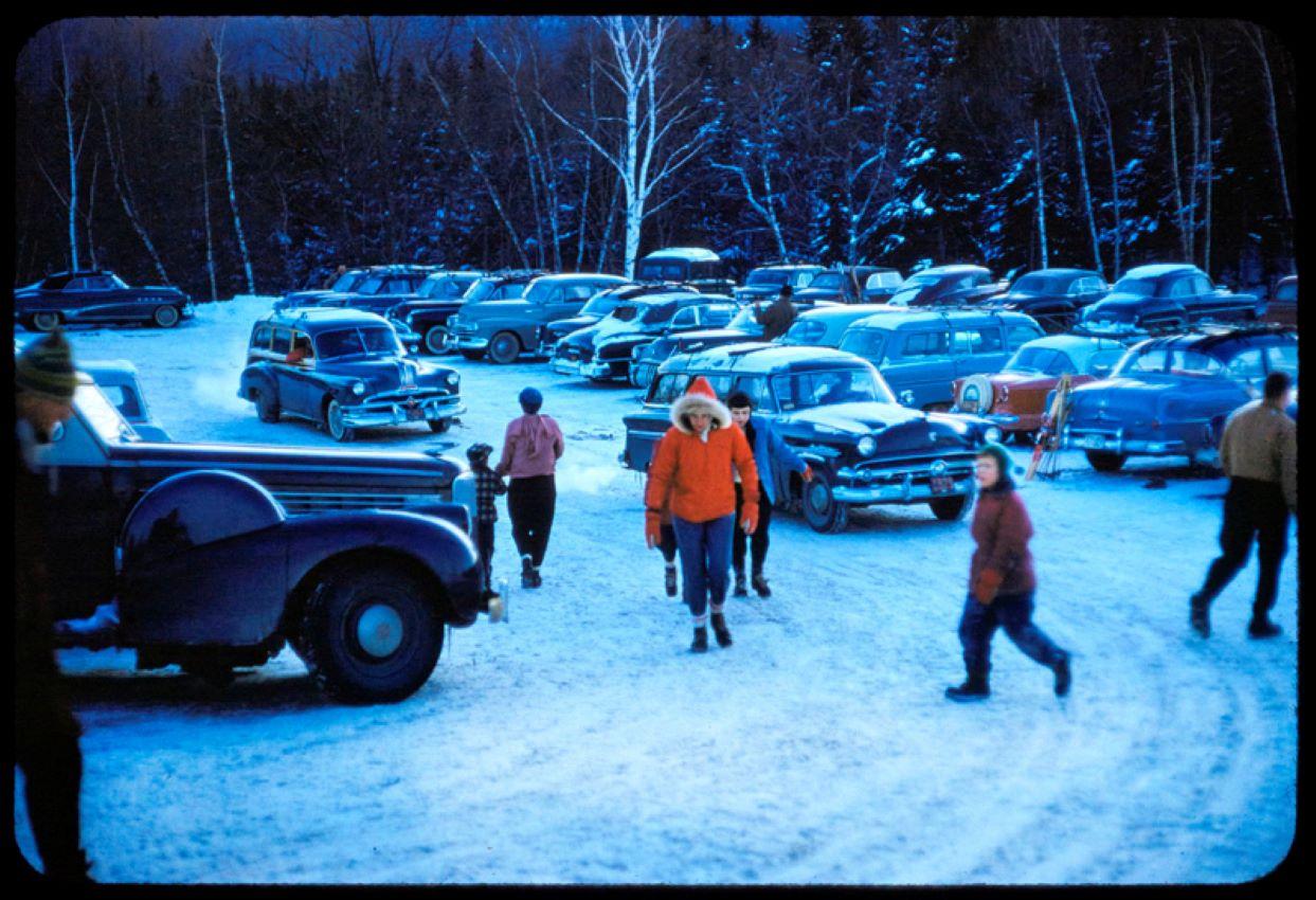 Toni Frissell Color Photograph – Stowe Mountain Resort 1955 Übergroße, limitierte, gestempelte Auflage