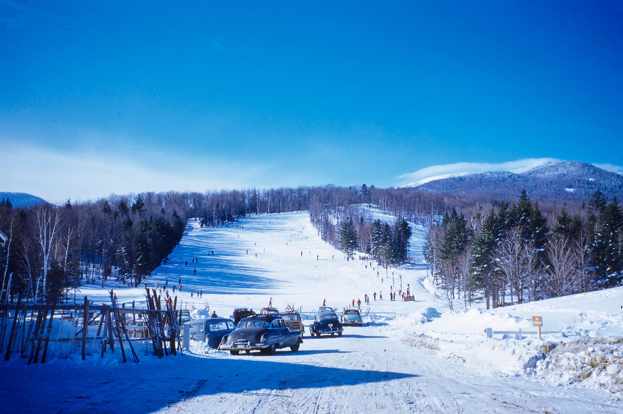 Stowe-Skipiste
1955

Am Fuße einer Skipiste geparkte Autos im Skigebiet Stowe Mountain, Vermont, USA, 1955.
von Toni Frissell

Sehr großes Papierformat 40 x 30" Zoll / 101 x 76 cm 
Archivierungs-Pigmentdruck
ungerahmt 
(Einrahmung möglich - siehe