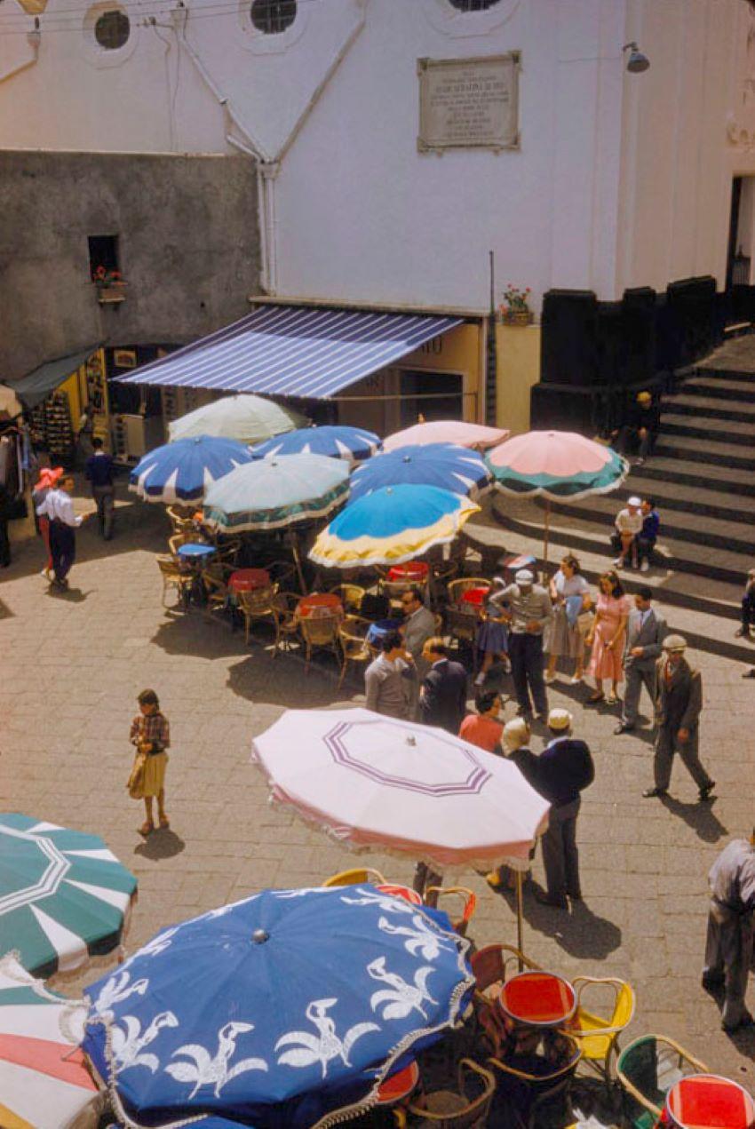 Toni Frissell Color Photograph – Straßencafés in Capri 1959 Übergröße Limited Signature Stamped Edition 