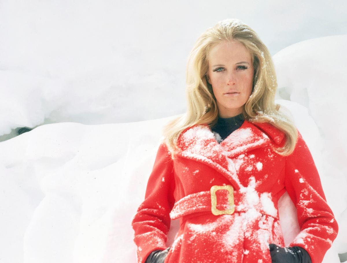 Suzy Chaffee Fuego y Hielo 1969 Edición Limitada Estampada con Firma - Photograph de Toni Frissell