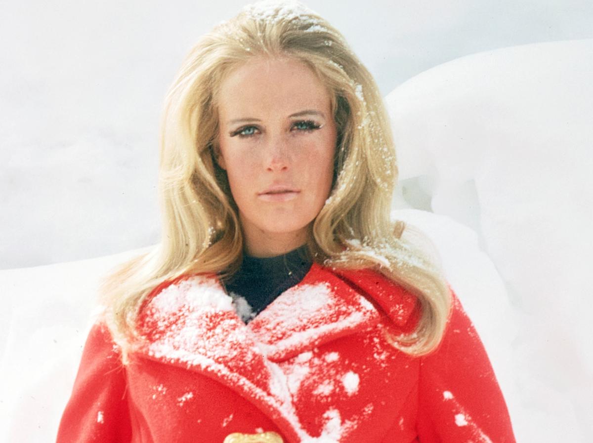Suzy Chaffee Fuego y Hielo 1969 Edición Limitada Estampada con Firma - Photograph Moderno de Toni Frissell