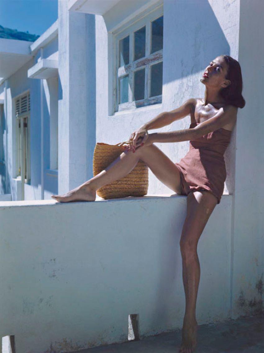 Color Photograph di Toni Frissell - Costume da bagno 1946 Oversize Limited Signature Stamped Edition