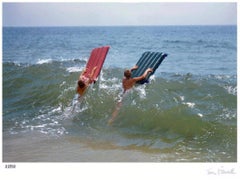 Toni Frissell „Hamptons Lilos“ 1956, ungerahmt, limitierte Auflage mit Signaturstempel