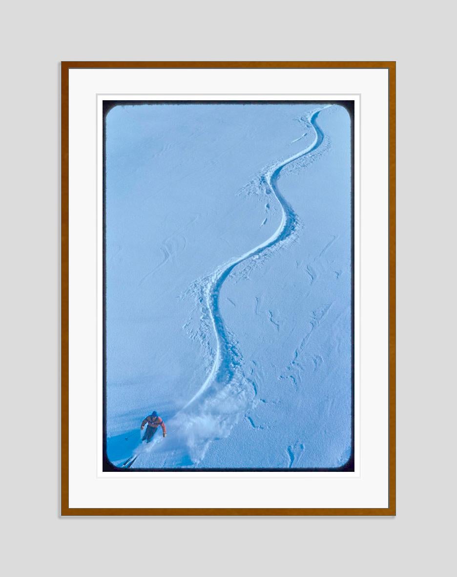 Tracks In The Snow 1955 - Édition surdimensionnée signée et estampillée  - Photograph de Toni Frissell