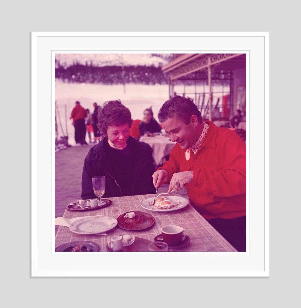 Tucking In 1954 Edizione limitata con timbro della firma - Photograph Moderno di Toni Frissell