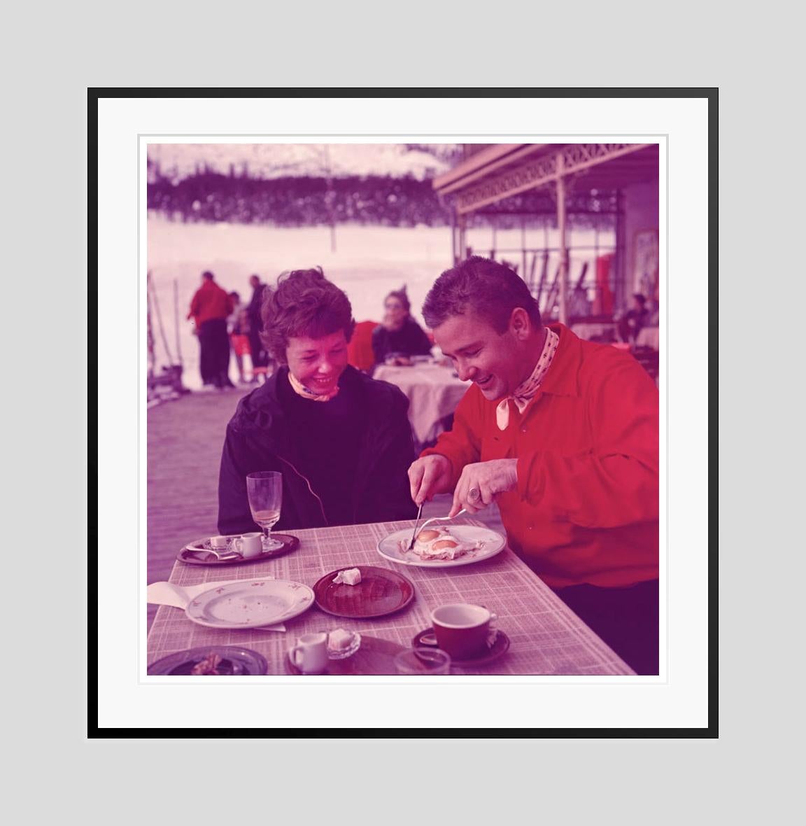 Tucking In 1954 Edizione limitata con timbro della firma Oversize - Color Photograph Rosa di Toni Frissell