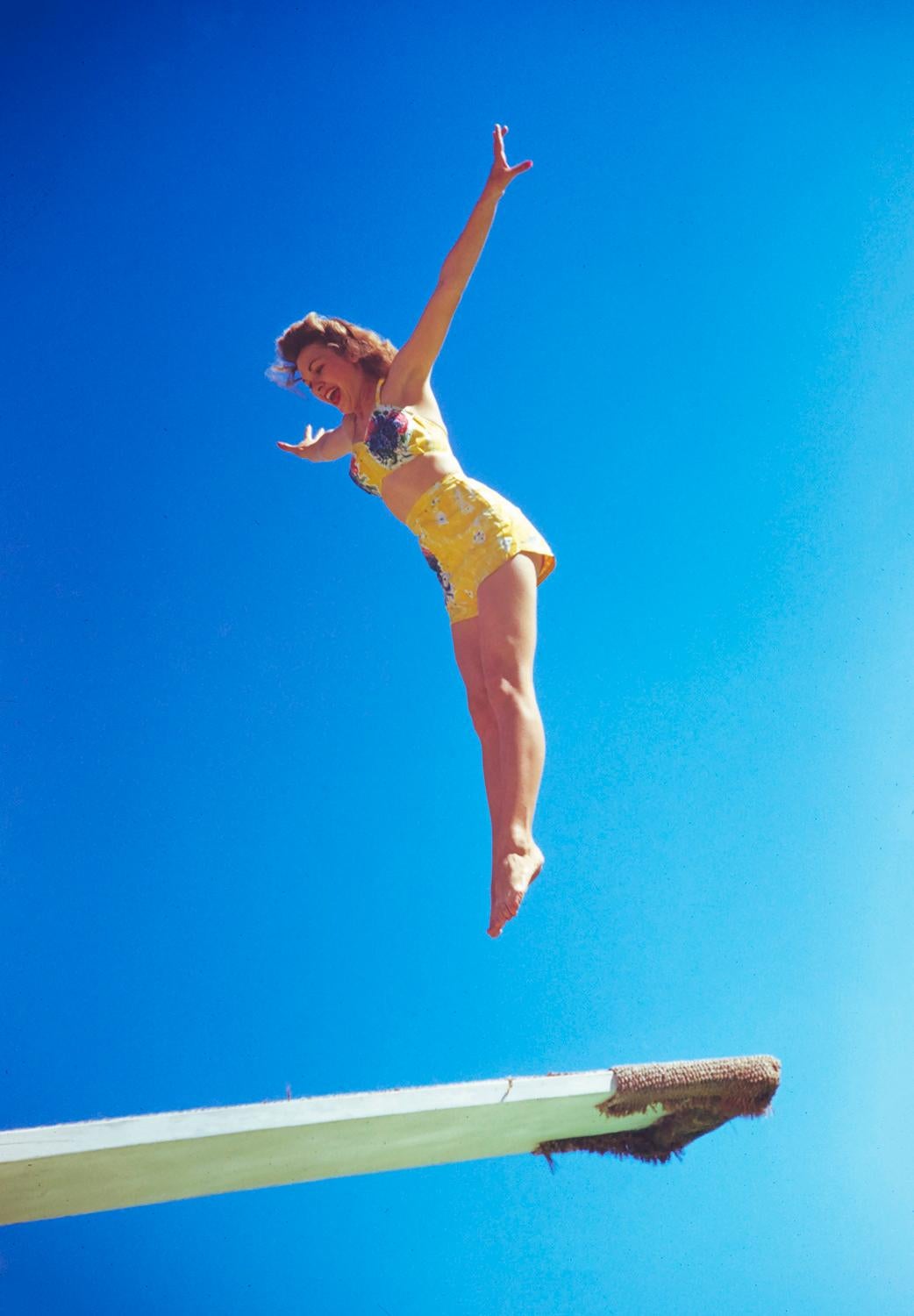 Vogue Dive 1944


A Vogue fashion shoot featuring a model jumping on a diving board wearing a bright 1940's yellow floral bikini, Florida USA 1944 

by Toni Frissell

30 x 20" inches / 76 x 51 cm paper size 
Archival pigment print
unframed 
(framing