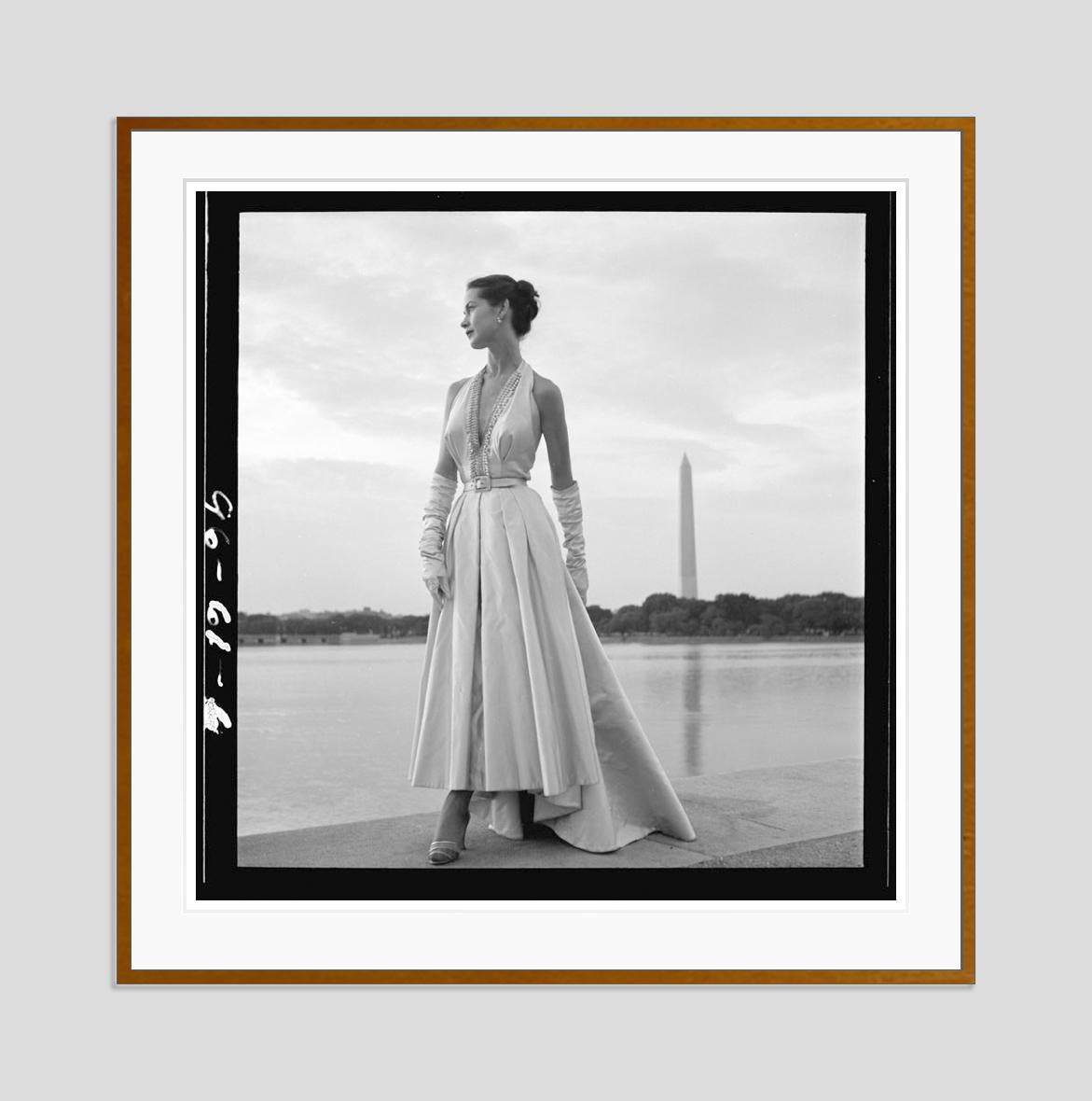 Washington Monument Fashion Sho 1949 Übergroße limitierte Signatur gestempelte Auflage  – Photograph von Toni Frissell