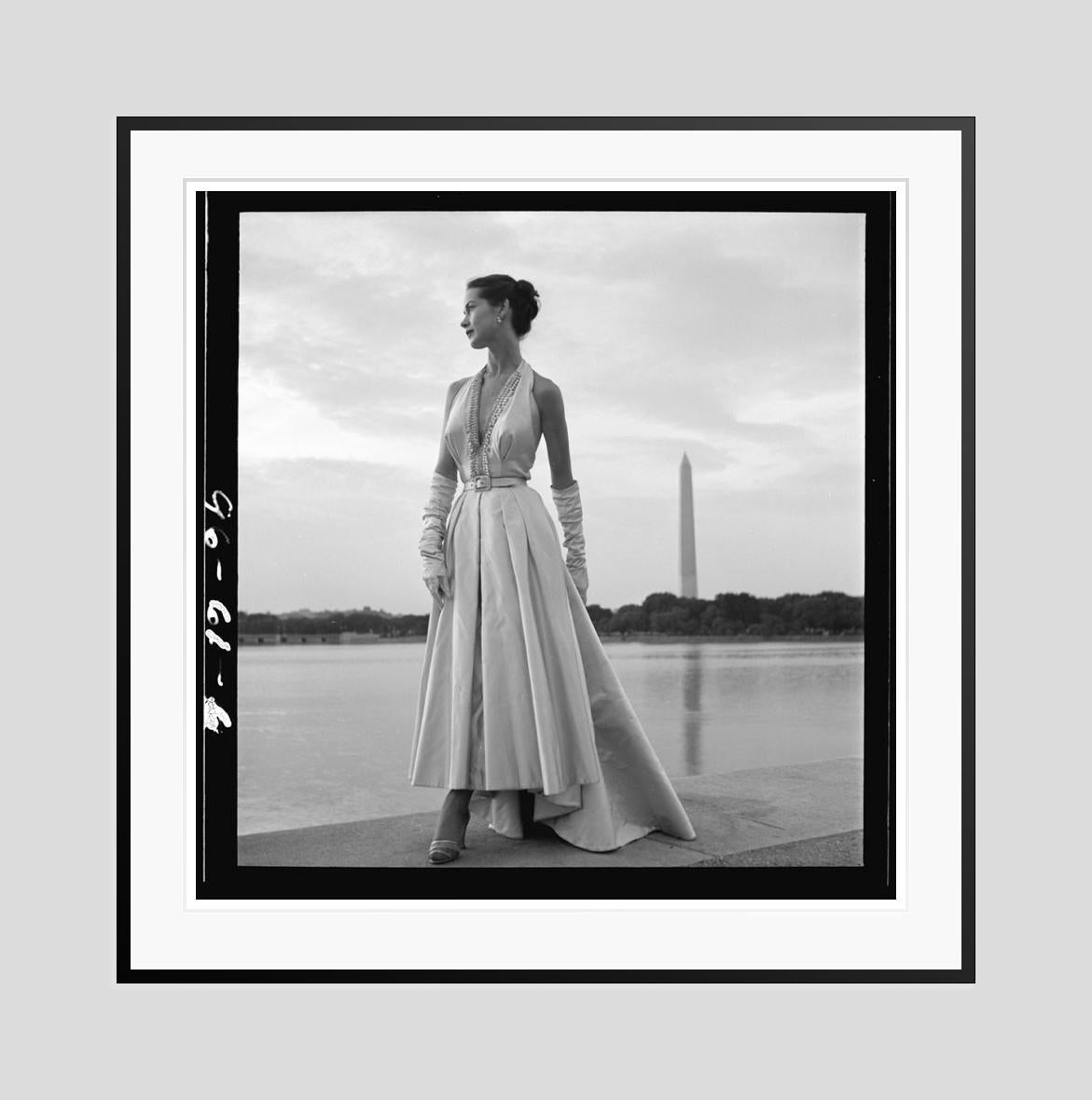 Washington Monument Fashion Shoot 

1949

Fashion model posing in an evening gown with Tidal Basin and Washington Monument in the background, USA, 1949
 
by Toni Frissell

30 x 30