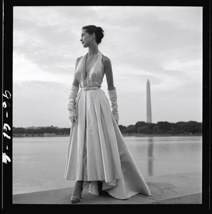 Toni Frissell Color Photograph – Washington Monument Fashion Sho 1949 Übergroße limitierte Signatur gestempelte Auflage 