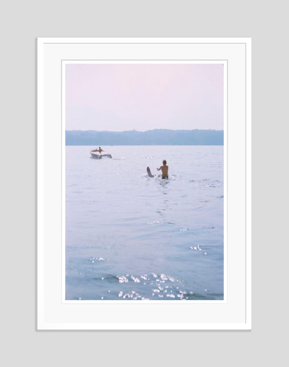 Sci nautico 1956 Edizione limitata e firmata Oversize - Photograph Moderno di Toni Frissell