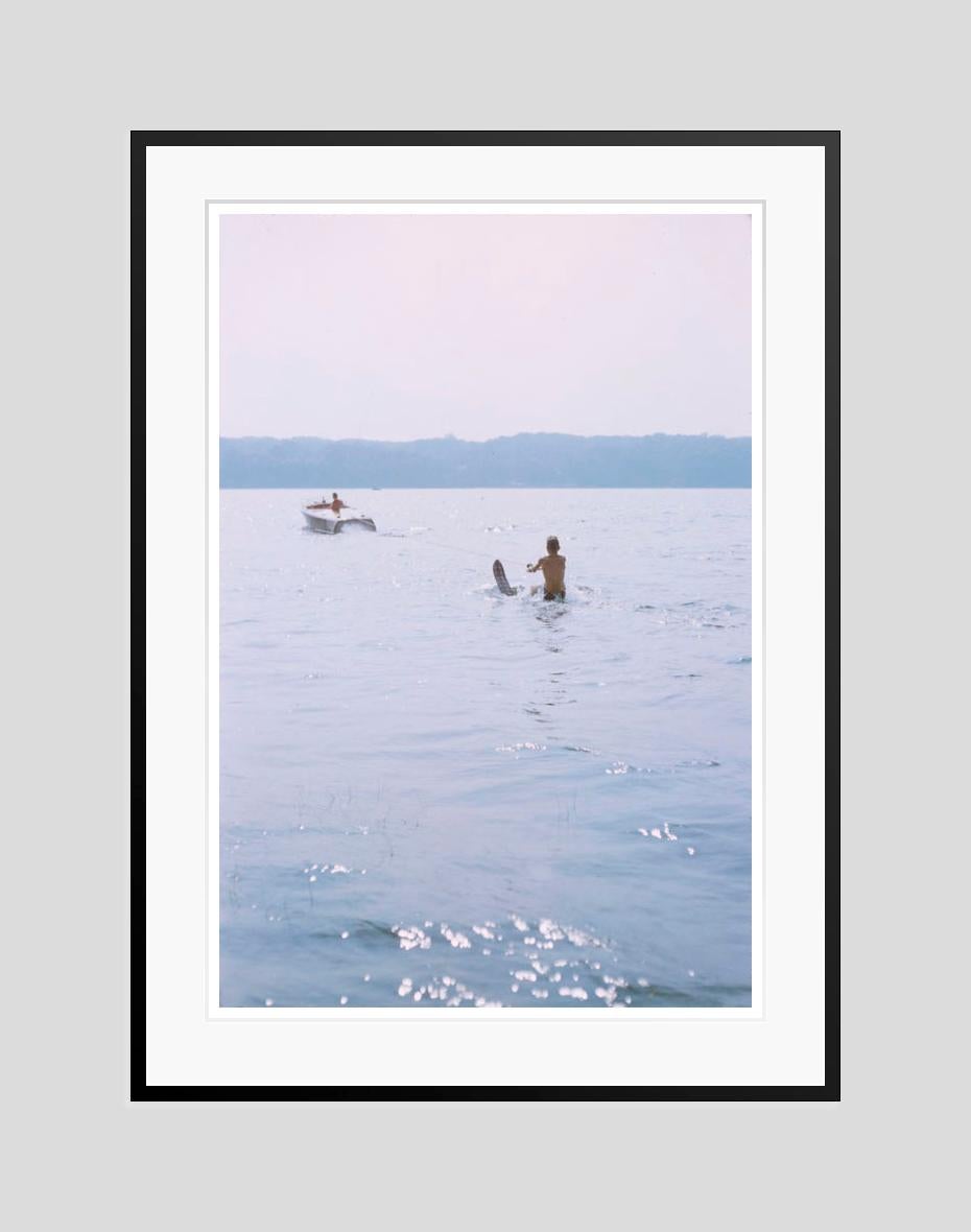 Sci nautico 1956 Edizione limitata e firmata Oversize - Color Photograph Viola di Toni Frissell