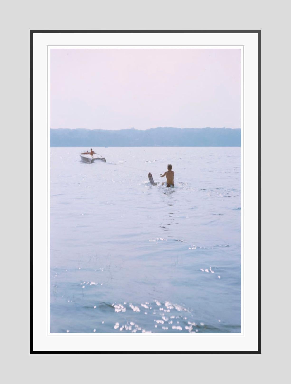 Water Skiing 
1956

A waterskier begins a deep-water start, 1956

by Toni Frissell

48 x 72 “ / 121 x 182 cm - paper size
Archival pigment print
unframed 
(framing available see examples - please enquire) 

Limited Signature Stamped Edition