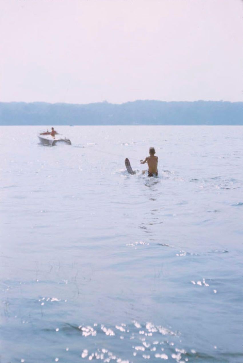 Color Photograph di Toni Frissell - Sci nautico 1956 Edizione limitata e firmata Oversize