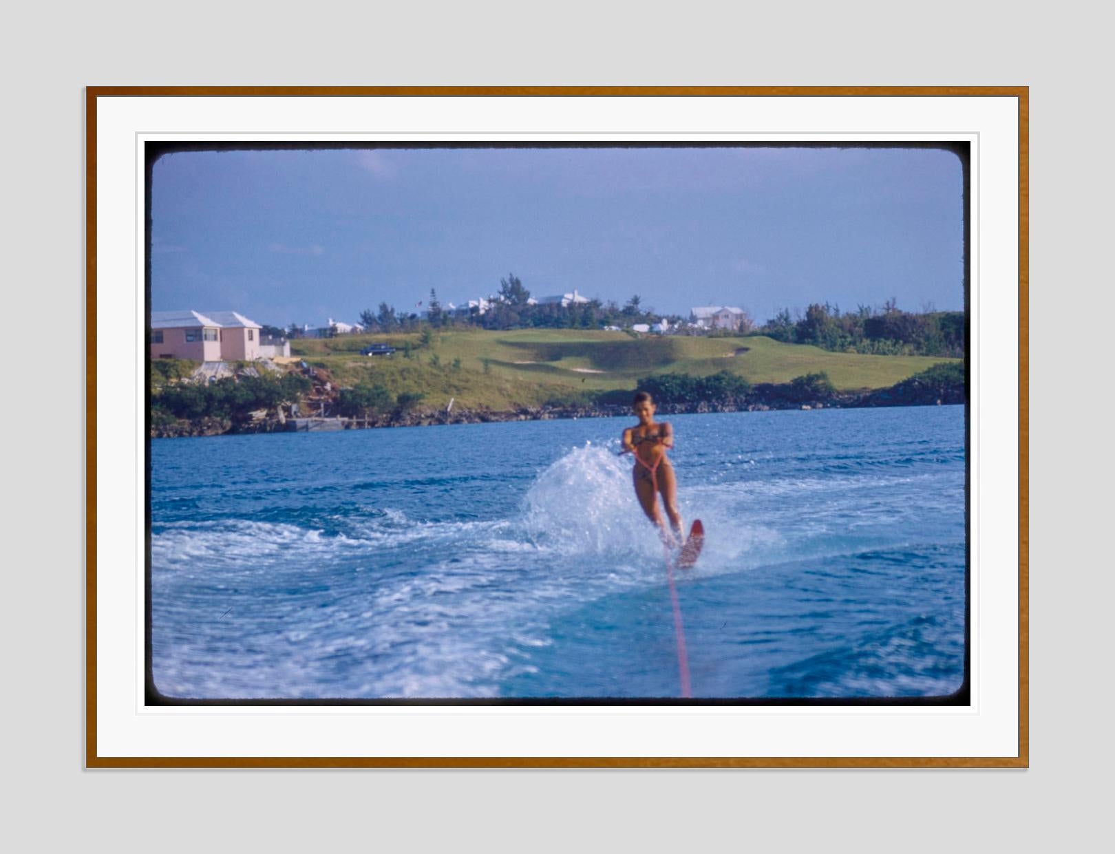 Wasserskifahren in Acapulco, 1959, limitierte, gestempelte Auflage – Photograph von Toni Frissell