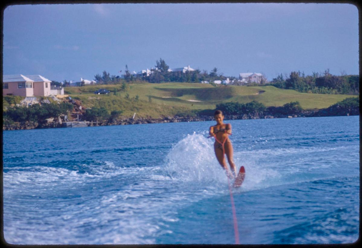 Toni Frissell Color Photograph – Wasserskifahren in Acapulco, 1959, limitierte, gestempelte Auflage