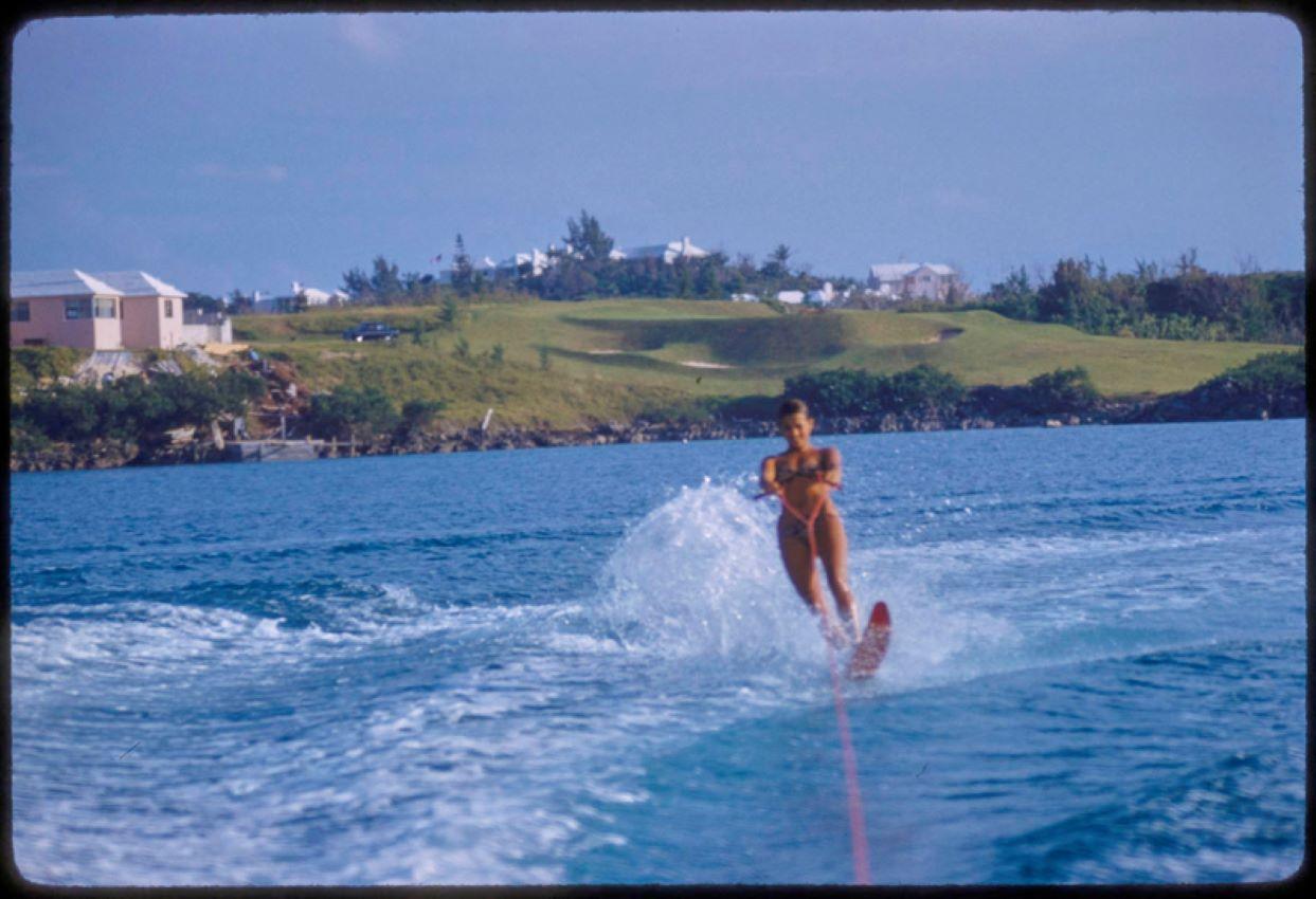 Color Photograph Toni Frissell - Ski à l'eau à l'Acapulco  1959 Oversize Limited Signature Stamped Edition 