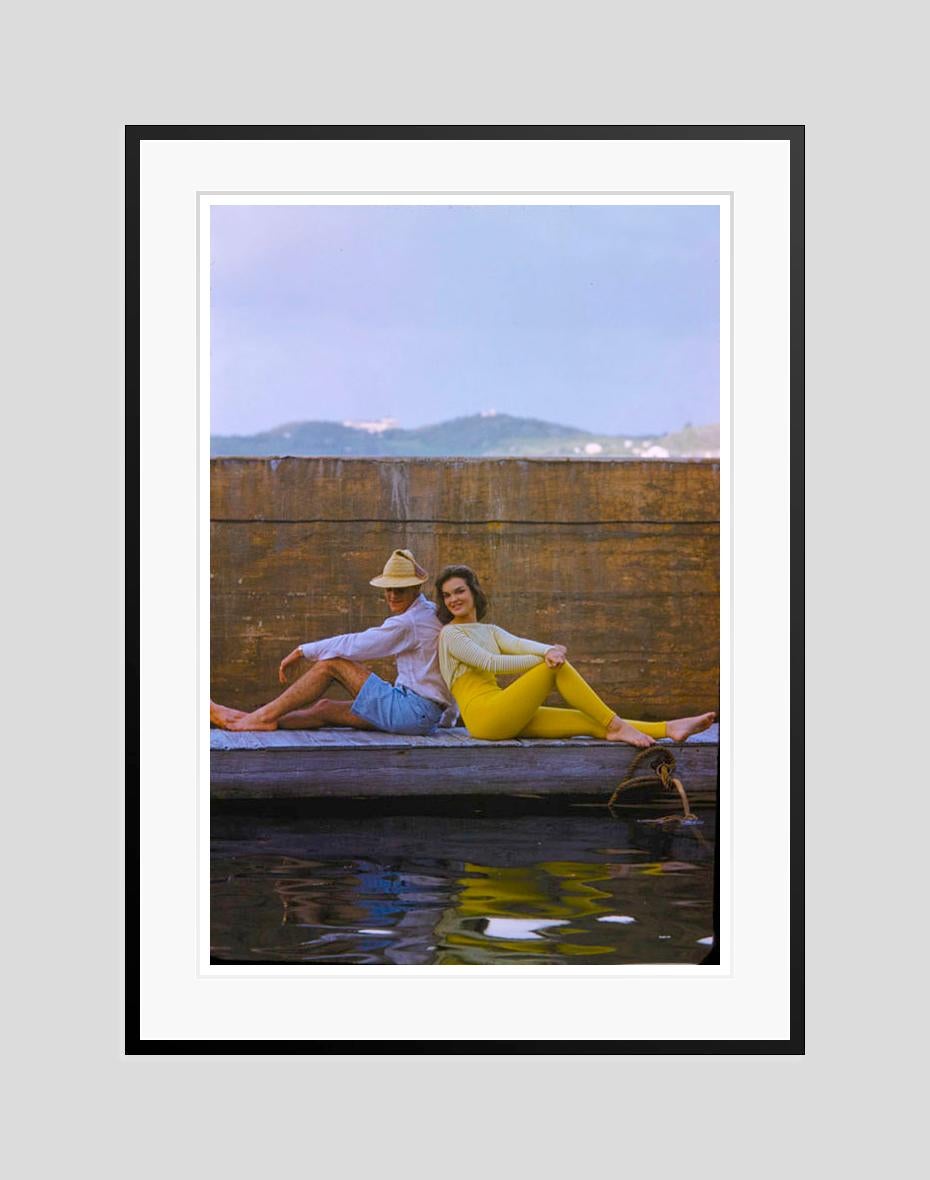 Am Wasser auf den Bermudas  1960 Oversize Limited Signature Stamped Edition (Schwarz), Color Photograph, von Toni Frissell