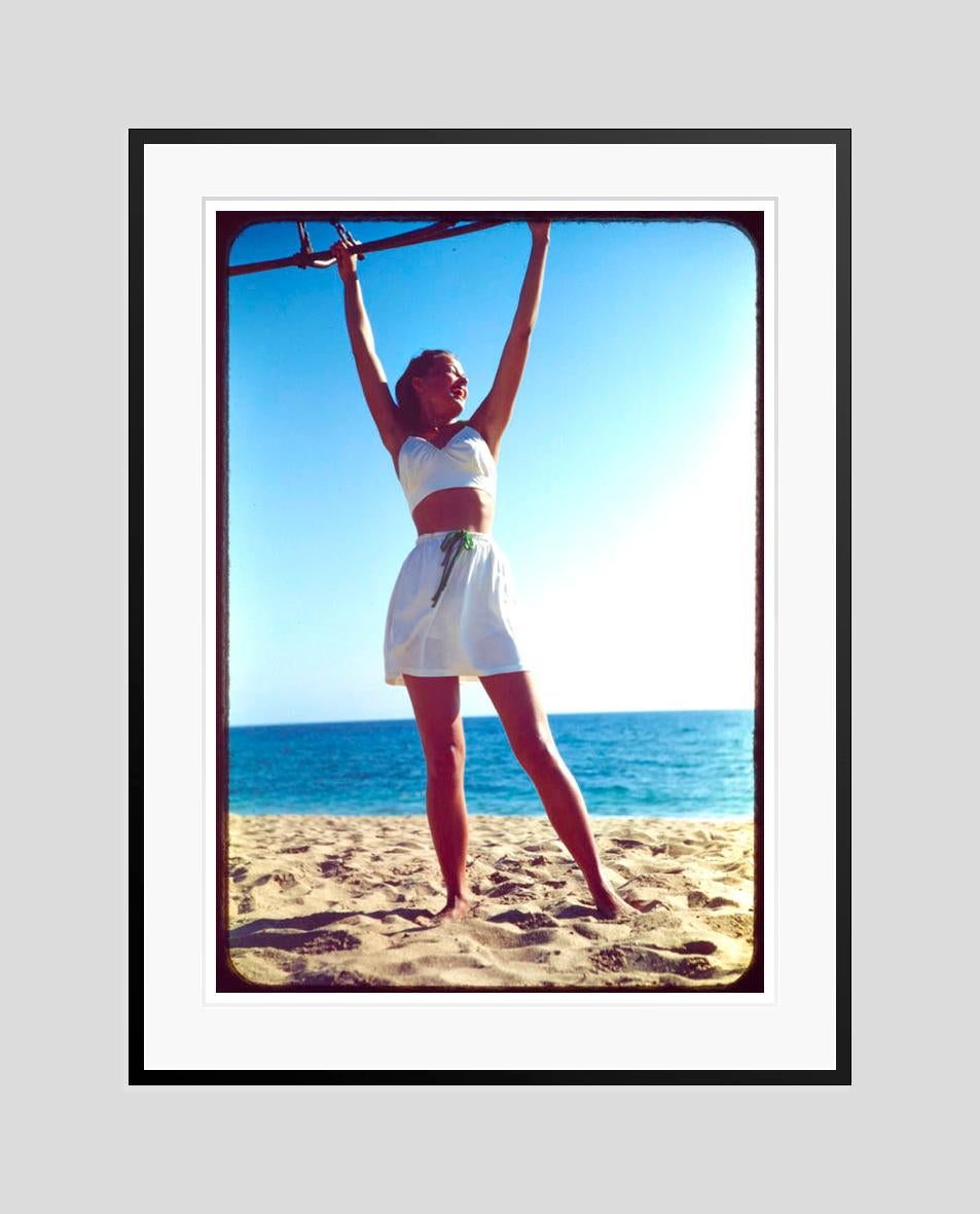 Entrenamiento en la playa 1944 Edición limitada sobredimensionada con sello de firma - Color Photograph Azul de Toni Frissell