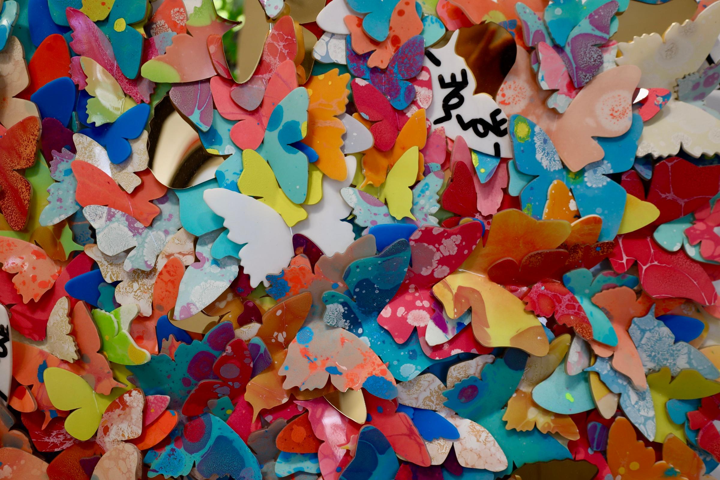 Baisers de papillon - Abstrait Sculpture par Toni Martin