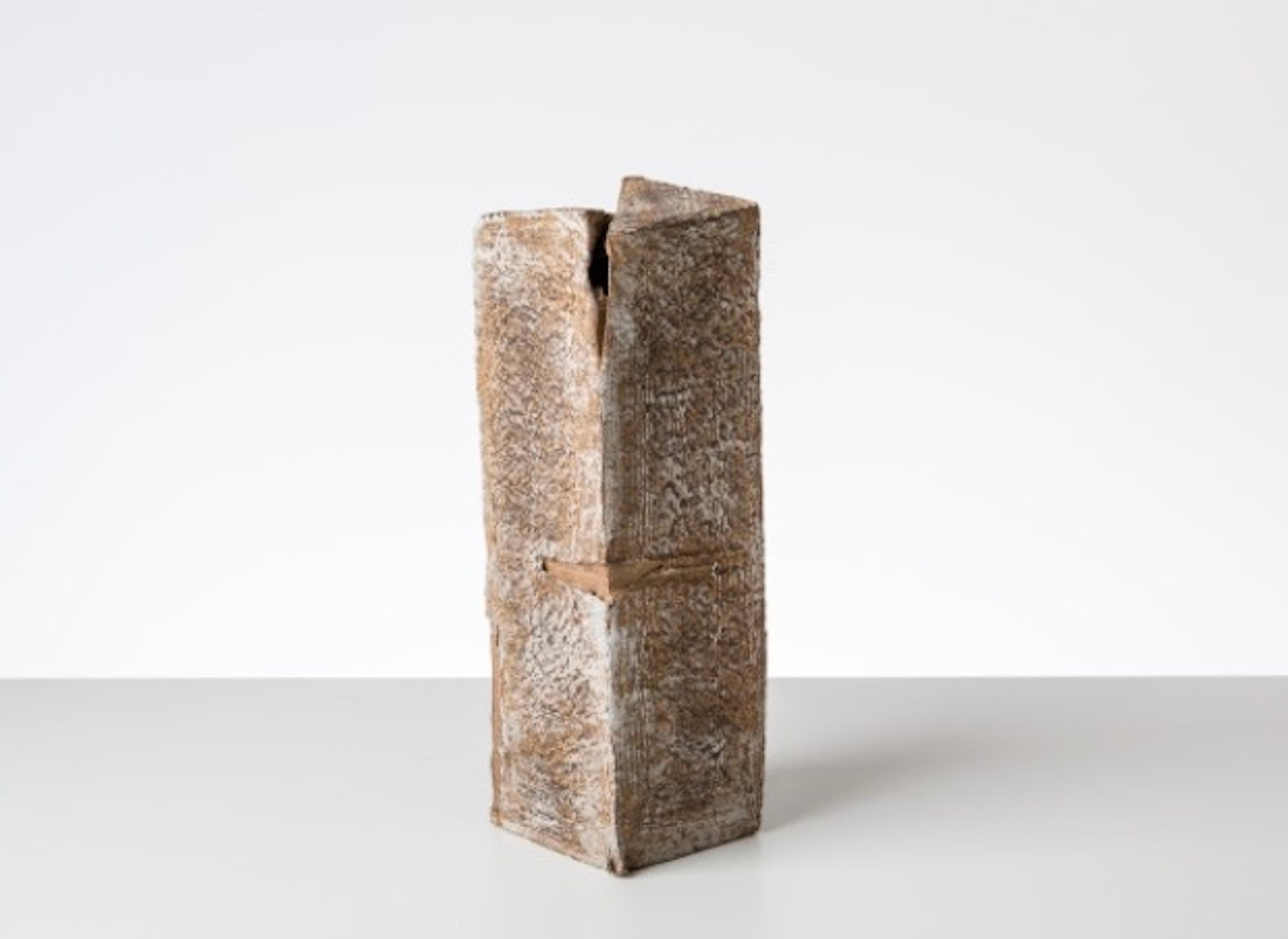 Toni Ross Figurative Sculpture – Stele #11