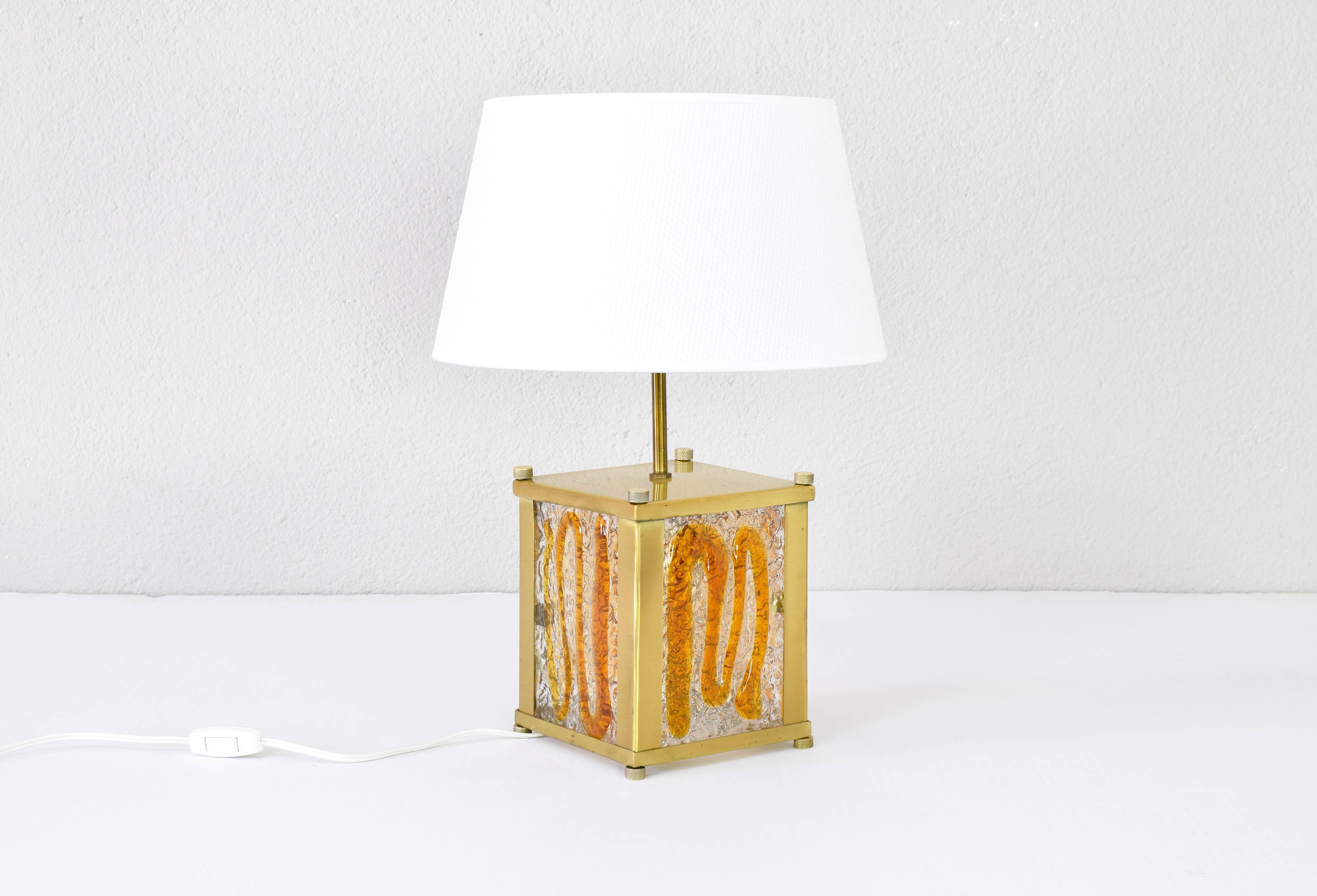 Mid-Century Modern Lampe de bureau moderne italienne Mazzega en verre de Murano ambré et laiton de style Zuccheri  en vente
