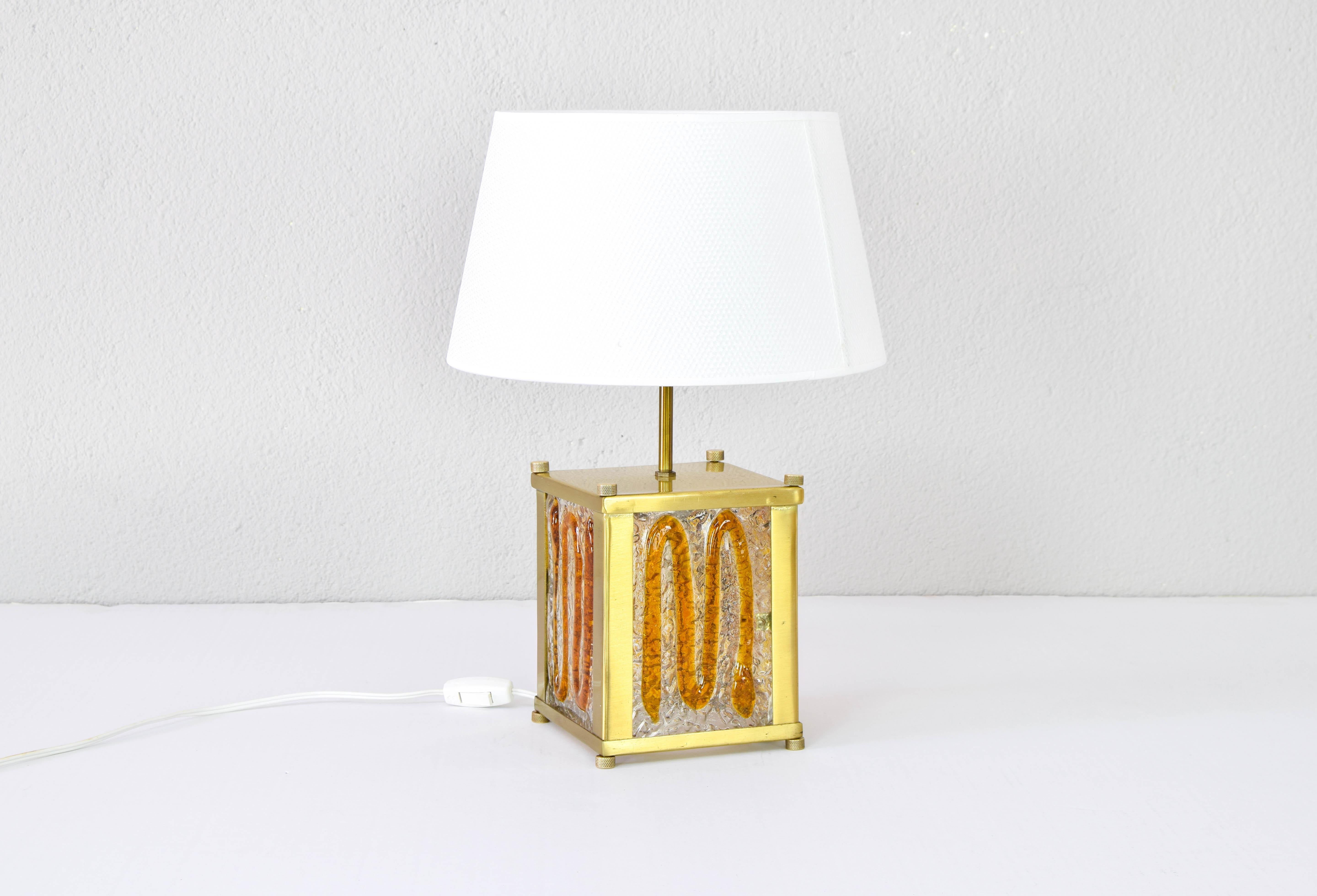20ième siècle Lampe de bureau moderne italienne Mazzega en verre de Murano ambré et laiton de style Zuccheri  en vente