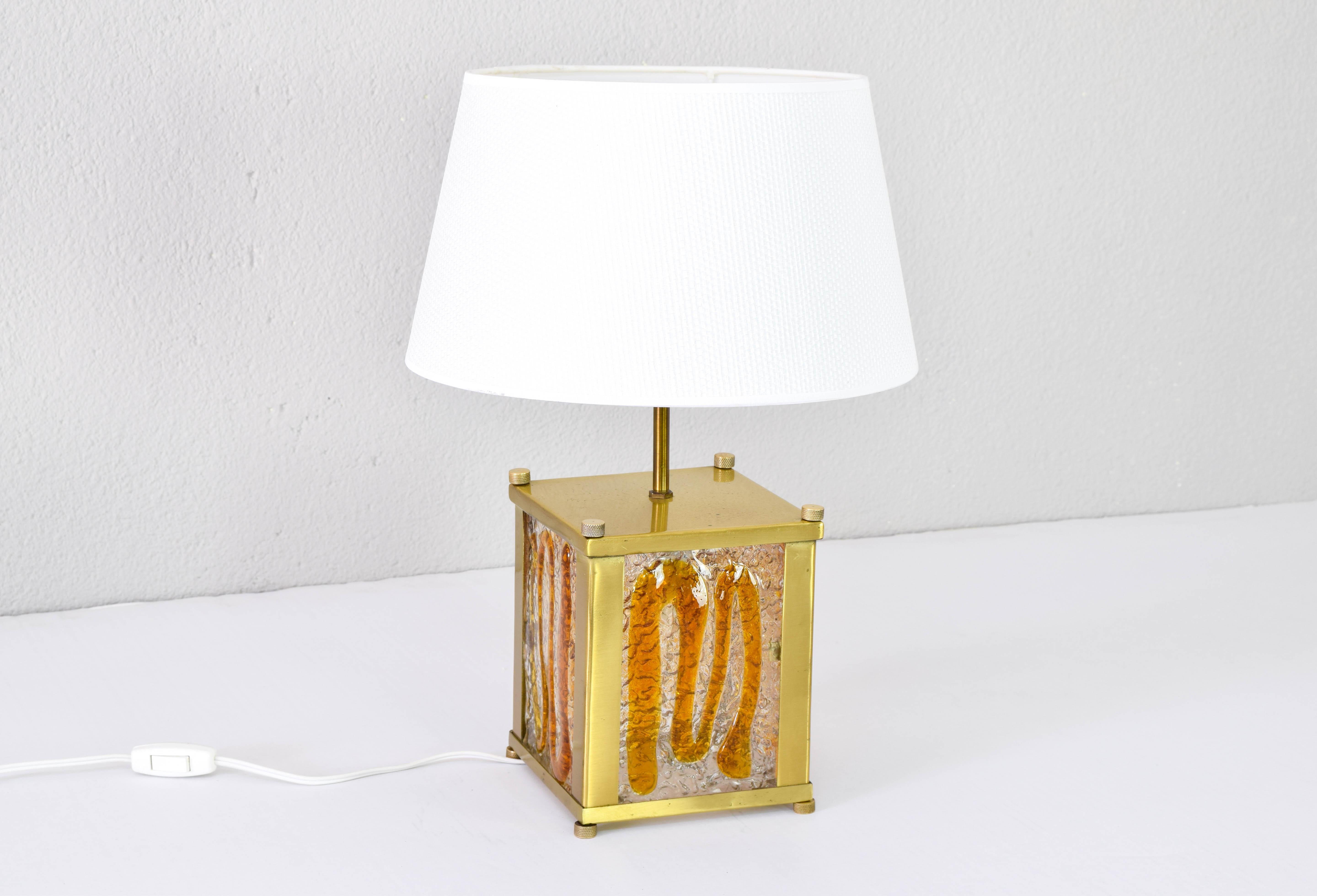 Métal Lampe de bureau moderne italienne Mazzega en verre de Murano ambré et laiton de style Zuccheri  en vente