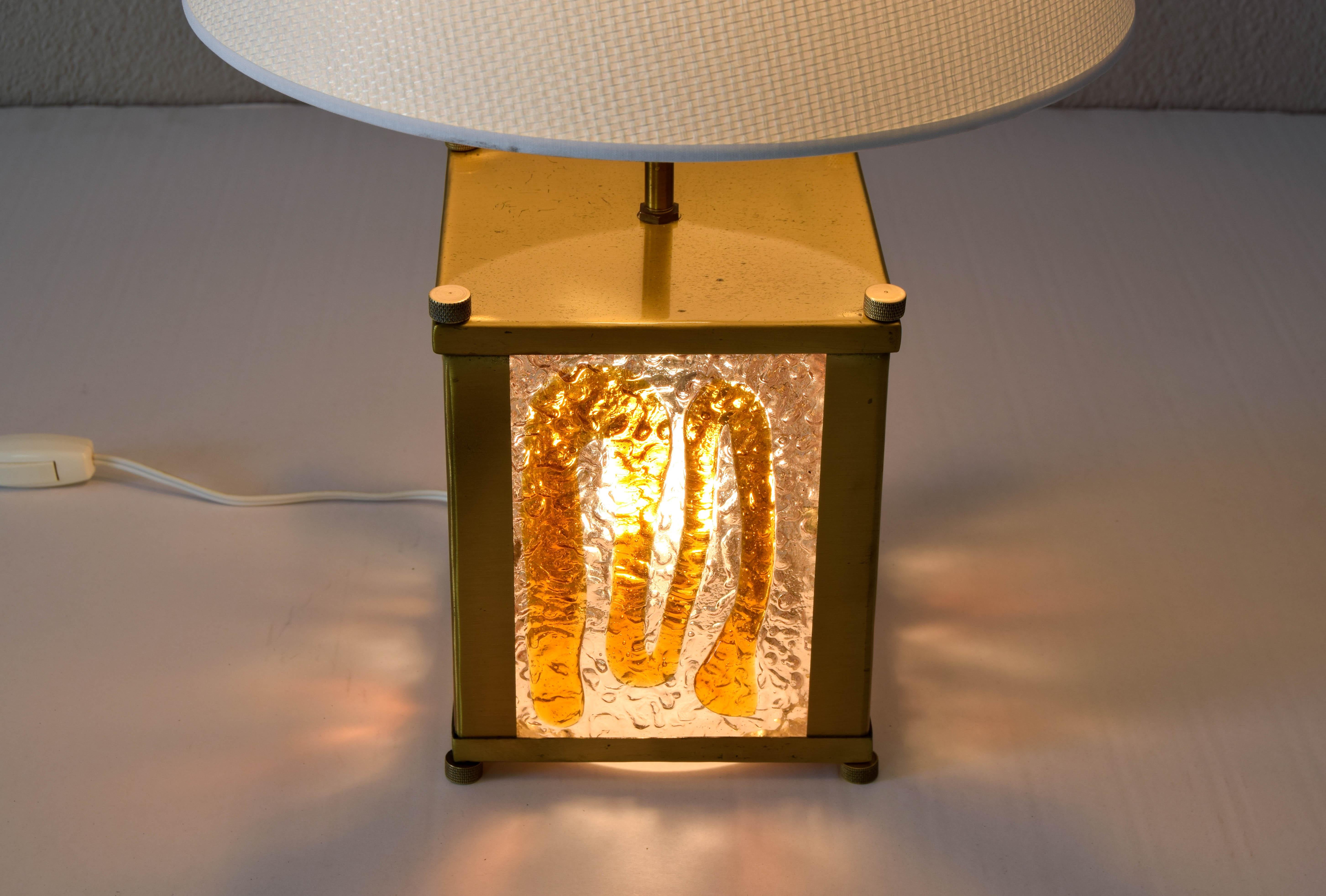 Lampe de bureau moderne italienne Mazzega en verre de Murano ambré et laiton de style Zuccheri  en vente 2