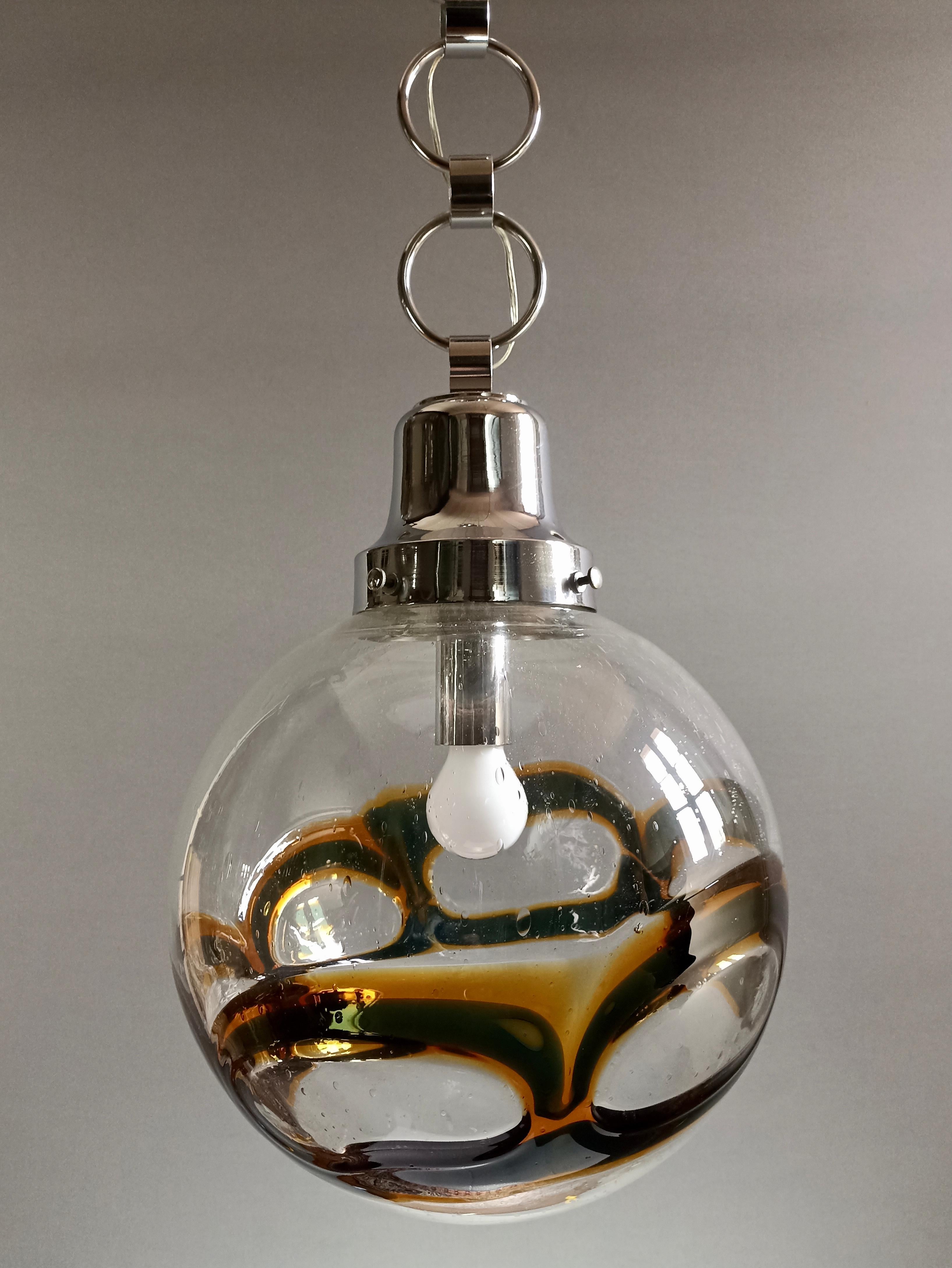 Grande lampe à suspension attribuée à Toni Zuccheri en verre d'art de Murano de l'ère spatiale, années 1960 Bon état - En vente à Caprino Veronese, VR