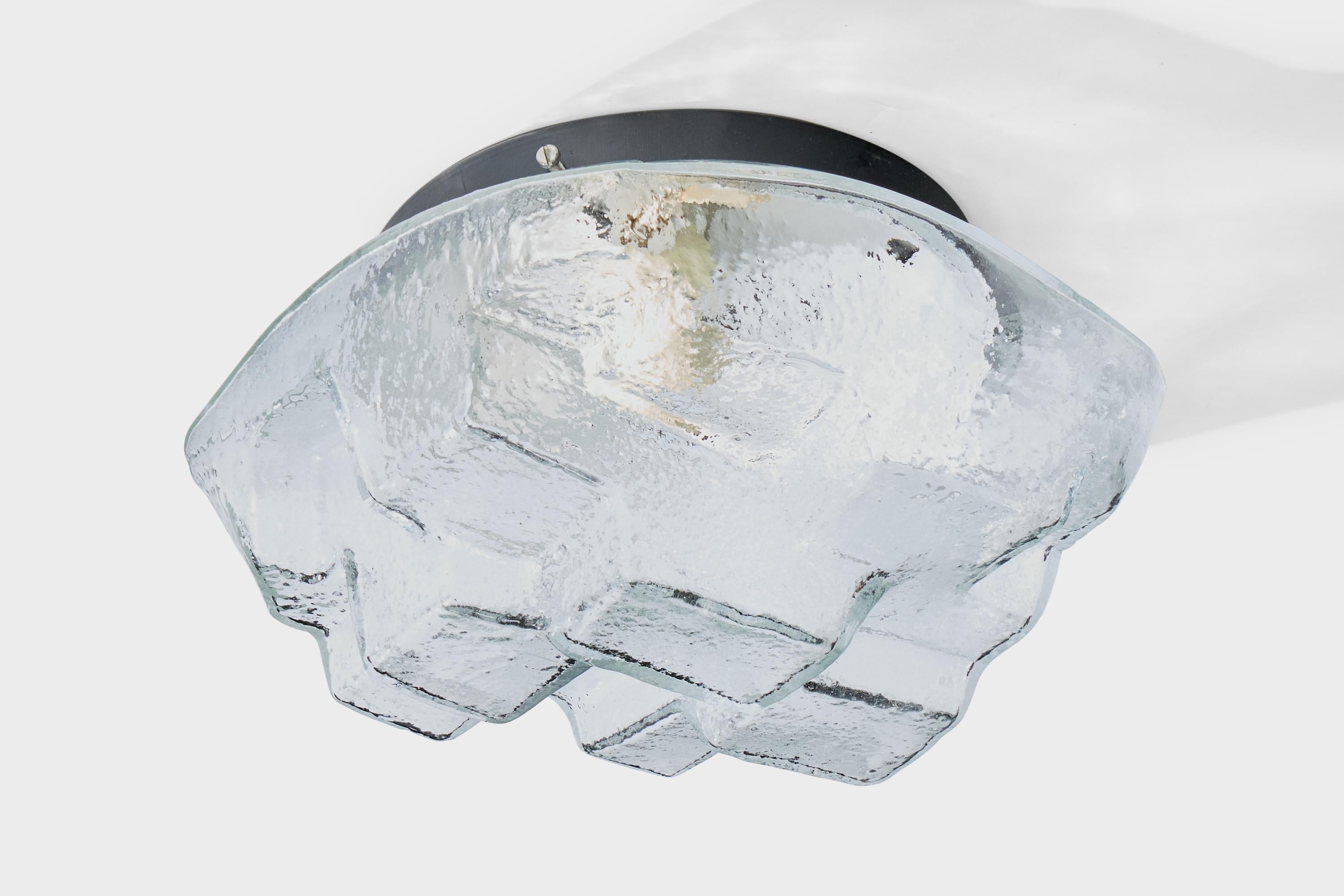 Encastrement en verre et métal laqué noir conçu et produit par Toni Zuccheri, Italie, C.I.C.

Dimensions globales (pouces) : 5.9 