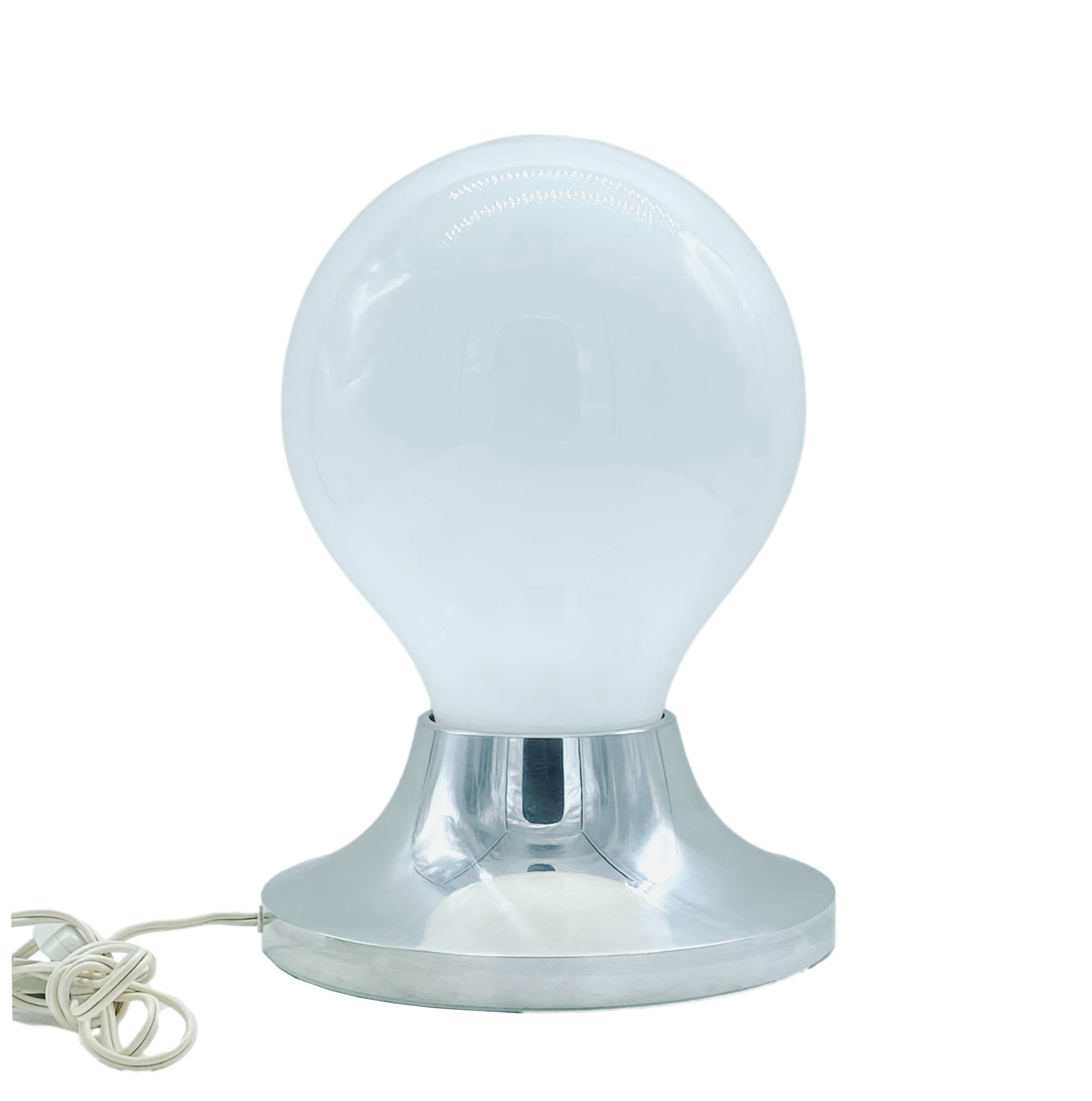 Preciosa lámpara de sobremesa de vidrio soplado opalino blanco montada sobre una base de metal cromado. En excelente estado original.