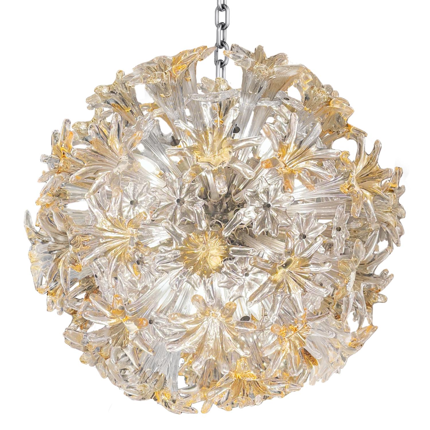 Vetro di Murano trasparente e color ambra e cromo, realizzati a mano in modo affascinante.  Lampadario 