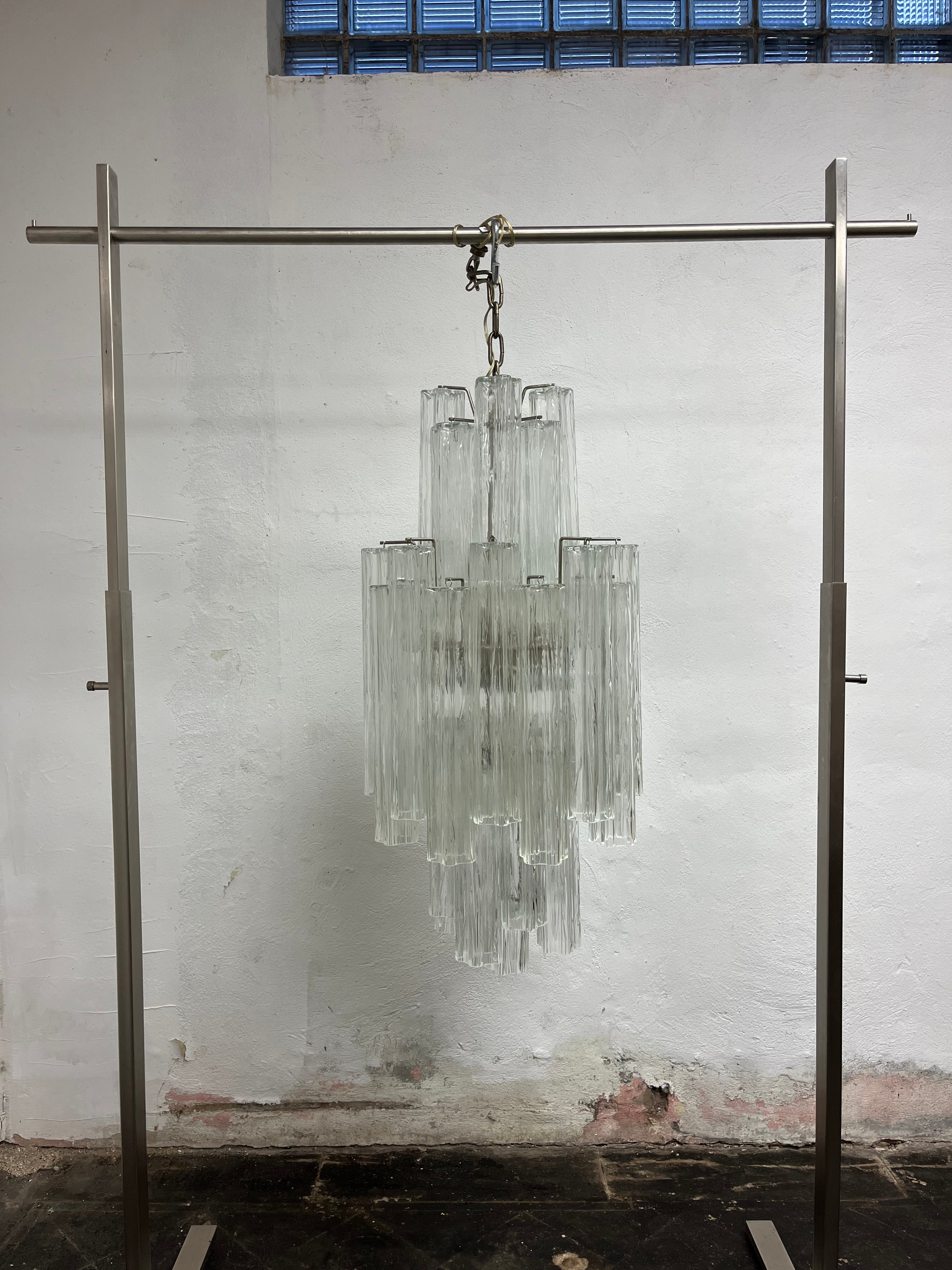 kreisförmiger Kronleuchter in Kaskadenform, bestehend aus einem Metallrahmen, der 4 Etagen mit 33 strukturierten, geformten Tronchi-Glasröhren enthält. Mit der Kamera. Italienisch, um 1960. Das kaskadenförmige Design ist einfach atemberaubend.
16