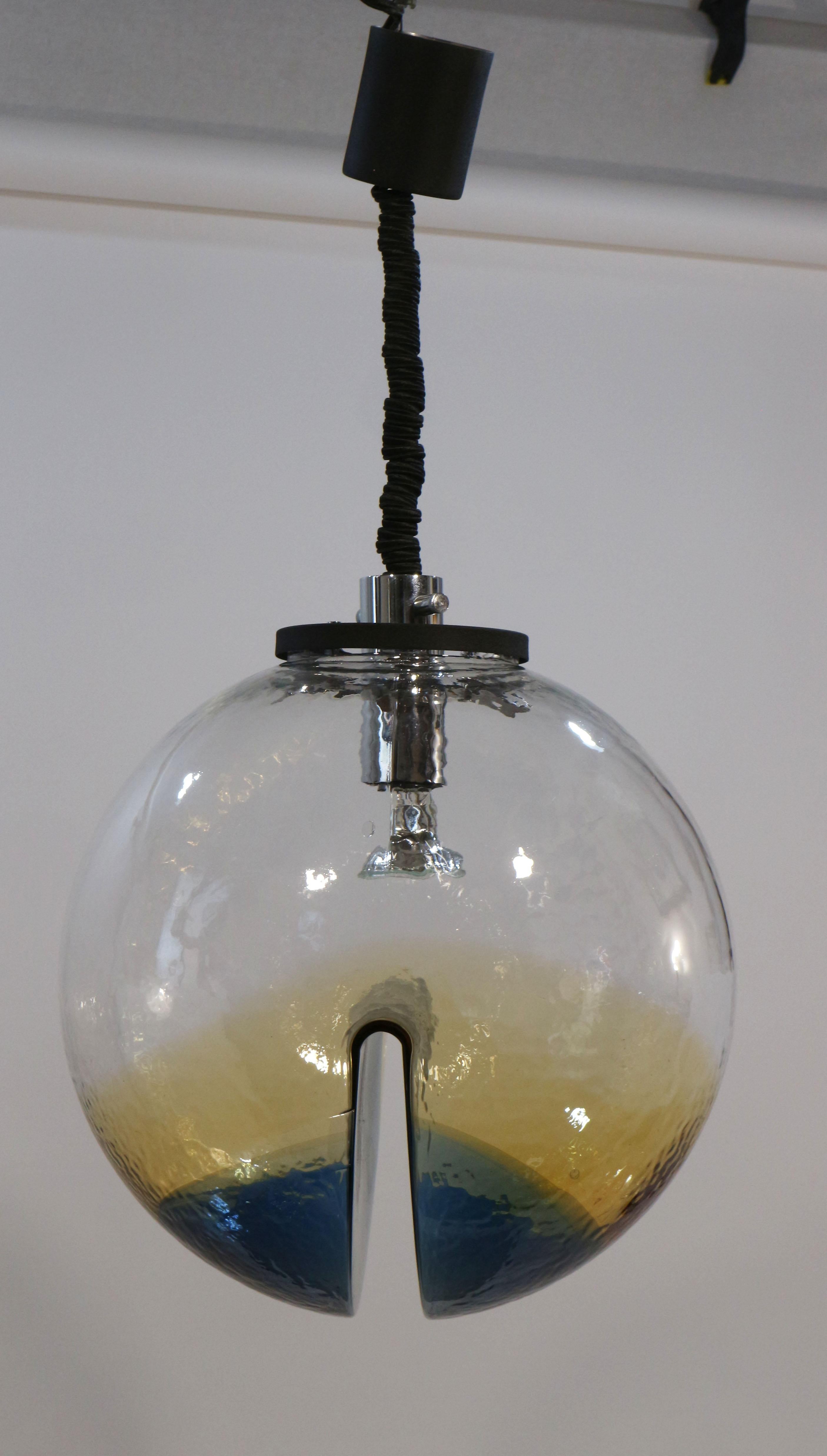 Space Age Italian pendant by Toni Zuccheri for Venini.
Produced in the 1970 circa.
The large globe is in colorless, yellow and blue glass,
It's a great choice of colors.
In very good original condition.

We remain at your complete disposal for any