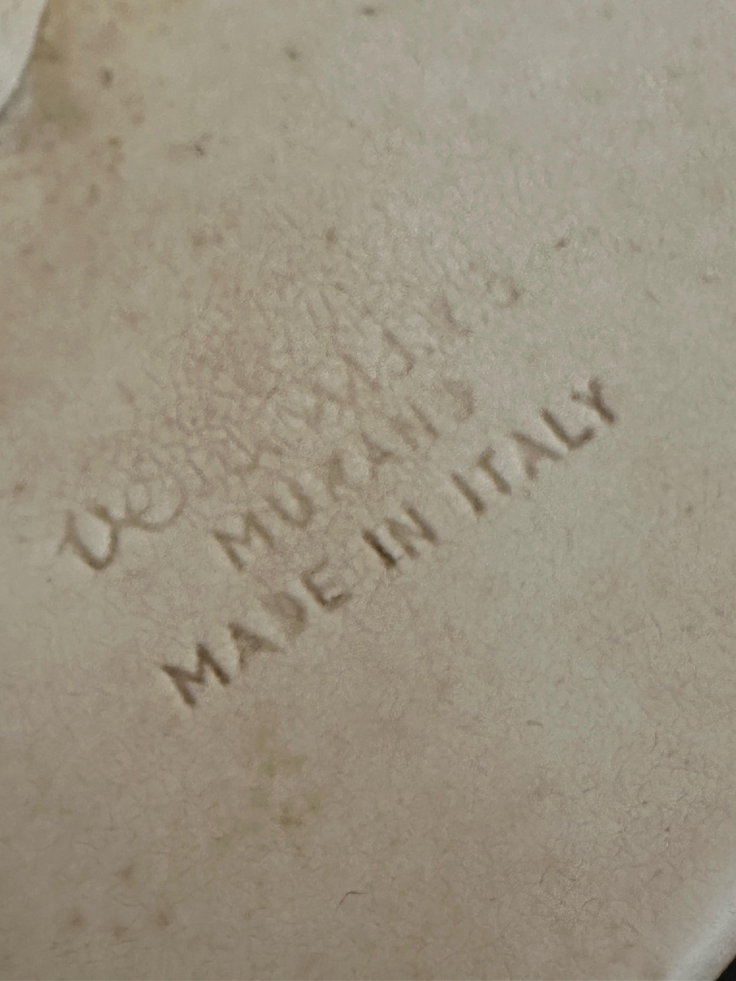 Questo grande lampadario VENINI, disegnato da Toni Zuccheri negli anni '50 per la vetreria Venini, ha 3(three) piani.  C'è una bella miscela di pezzi chiari a goccia in stile Murano con pezzi chiari e verde muschio.  La firma si trova sulla parte