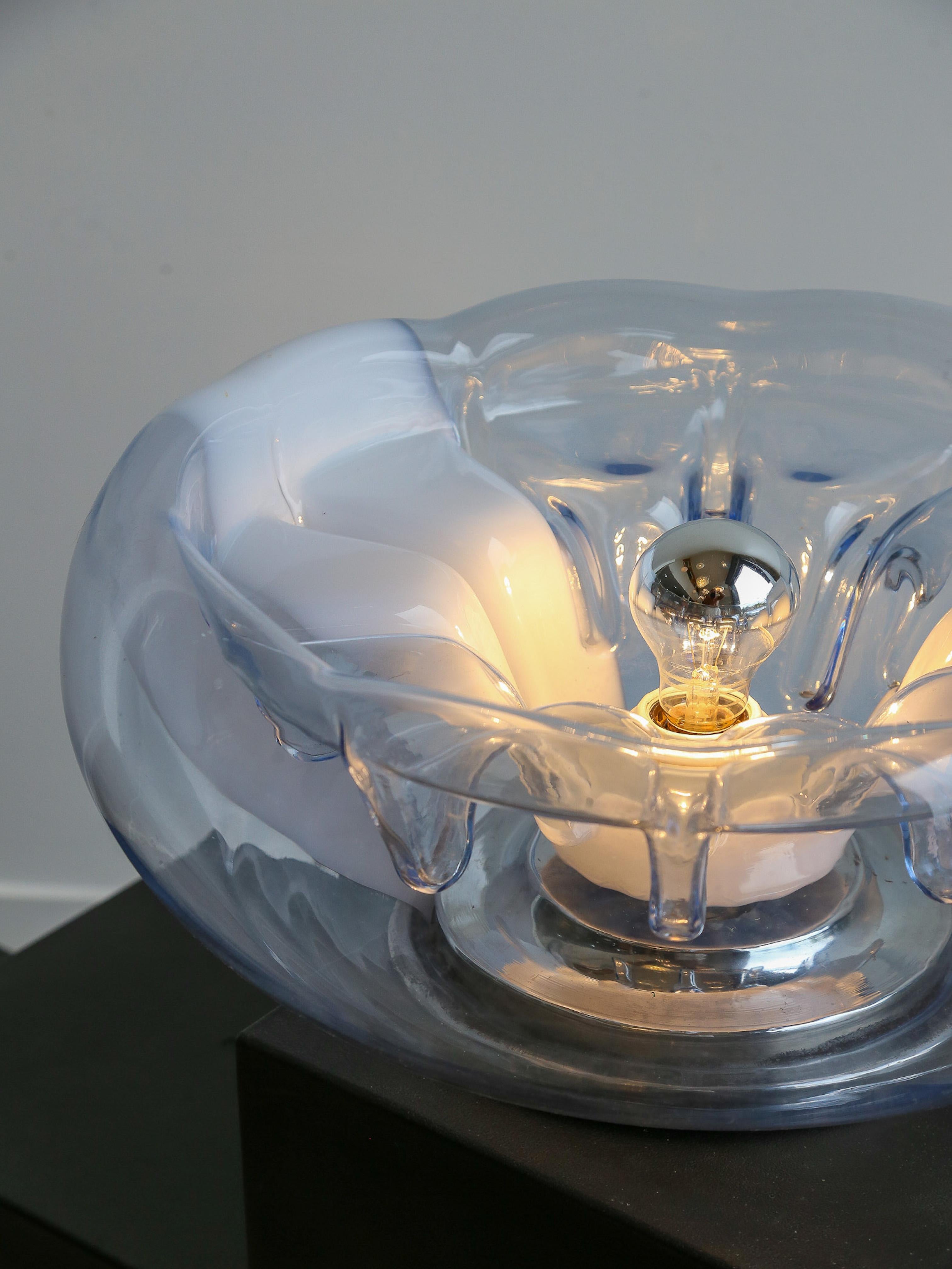 Toni Zuccheri Lámpara de mesa de cristal de Murano con base de metal finales del siglo XX en venta