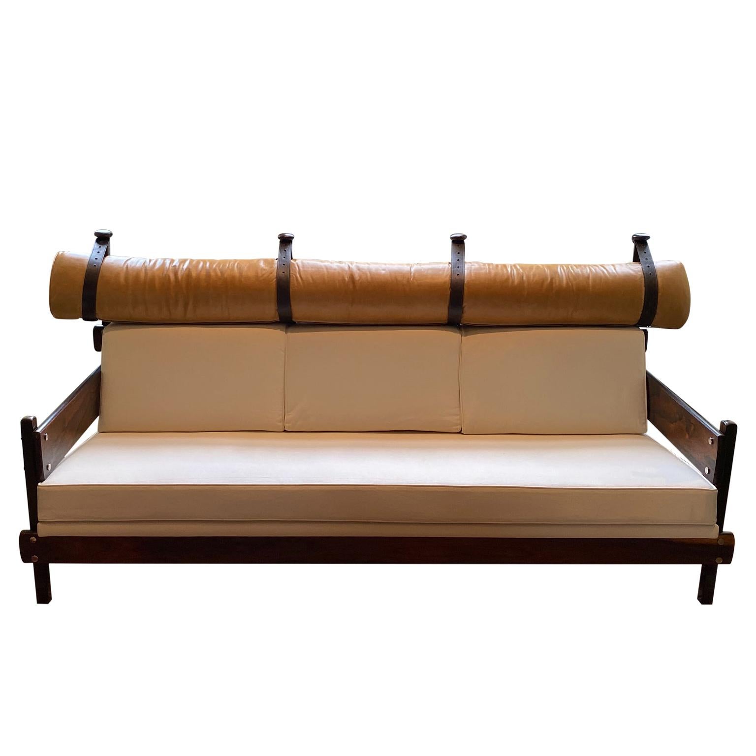 A natural derivative of the homonymous armchair, Tonico couch brings the same comfort solution with a rather large roll to support the head. In the couch, it comes attached and it has intermediate rear legs due to its length. Relaxed as the armchair