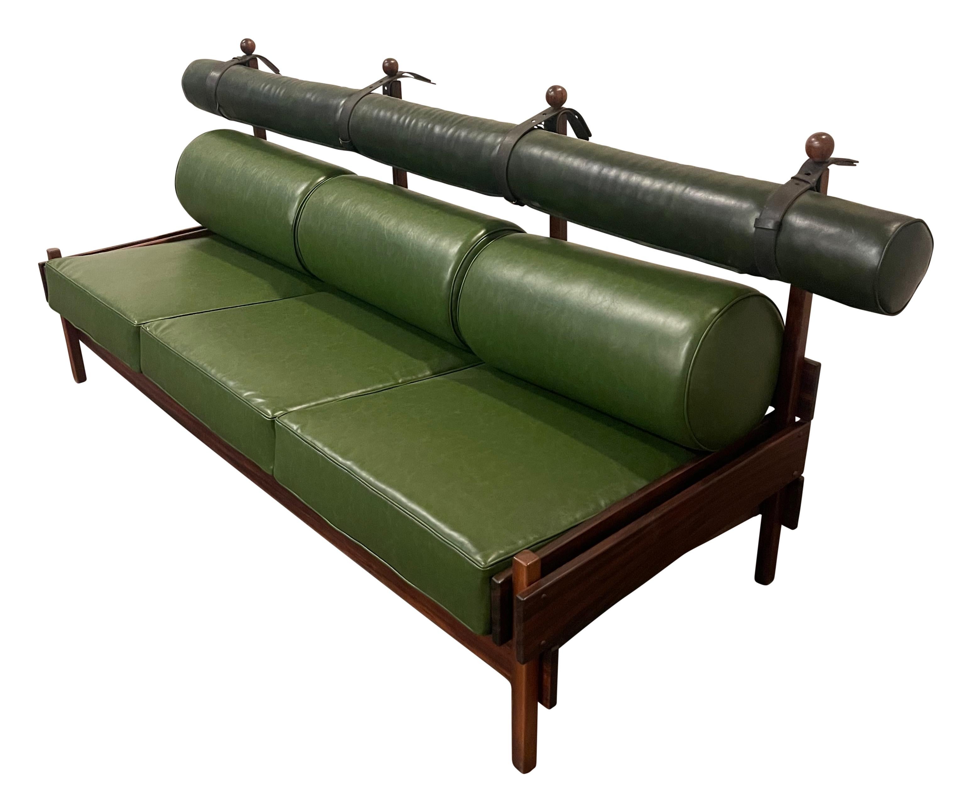 Canapé Tonico emblématique, conçu par le légendaire Sergio Rodrigues dans les années 1960. 
Excellente qualité et réalisation magistrale. Cadre en bois massif de Jacaranda recouvert de cuir brésilien vert. 
Le canapé conserve sa sangle en cuir