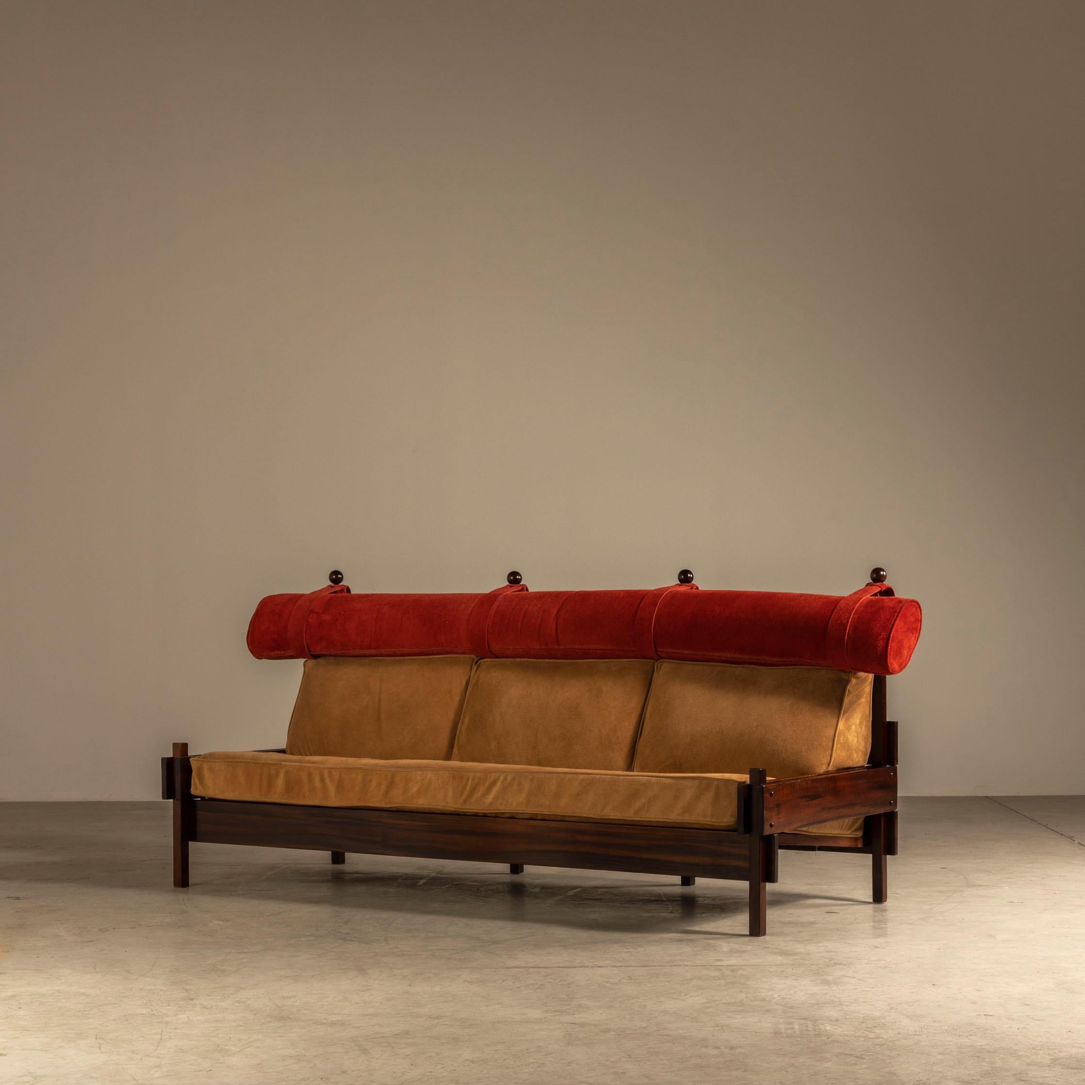 The Tonico sofa, designed by Sérgio Rodrigues in 1962, exemplifies the harmonious blend of traditional craftsmanship and modernist innovation that defines mid-century Brazilian design. A cornerstone of Rodrigues’ mastery, the Tonico showcases his
