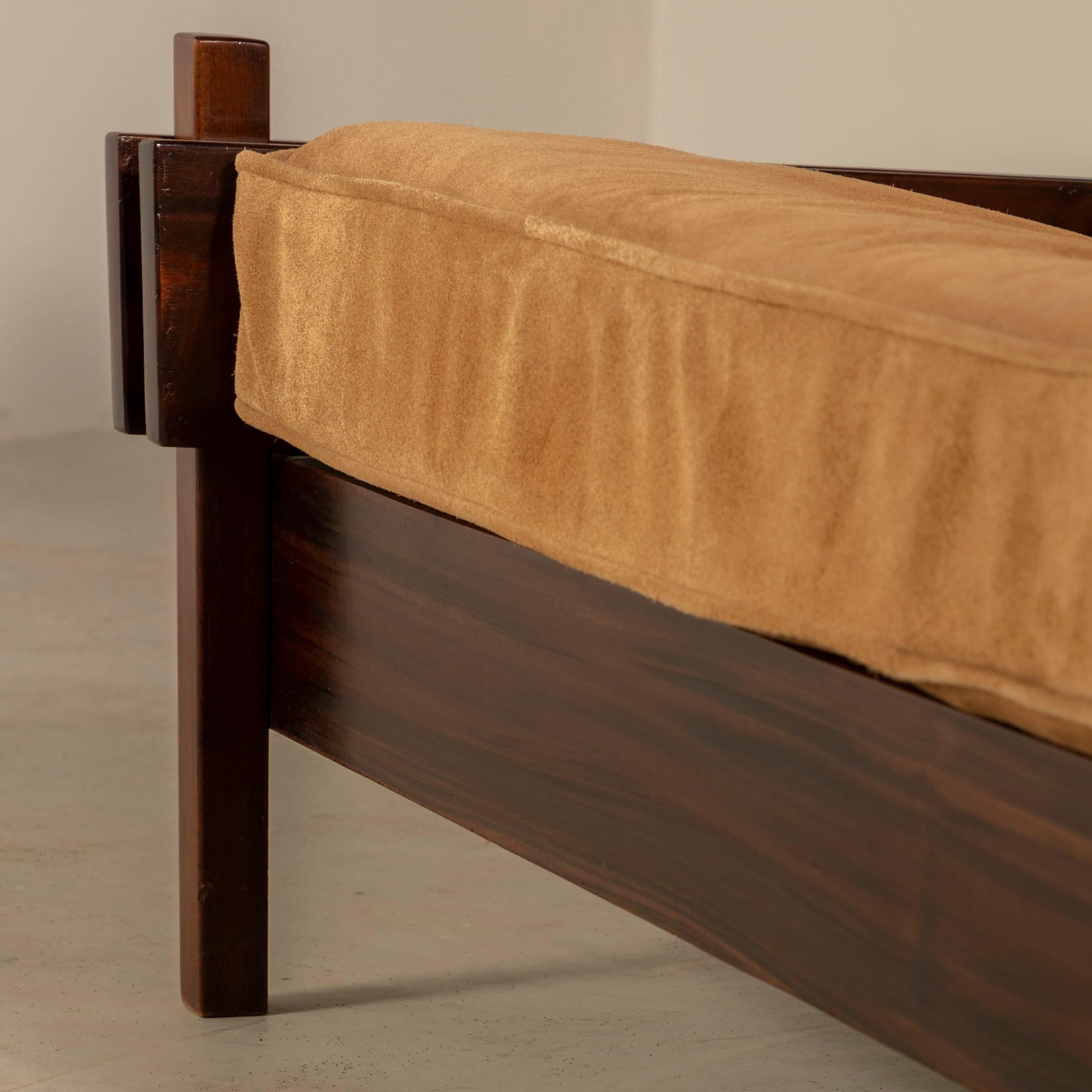 Tonico Sofa in Hardwood, by Sergio Rodrigues, Brazilian Mid-Century Modern In Good Condition For Sale In Sao Paulo, SP
