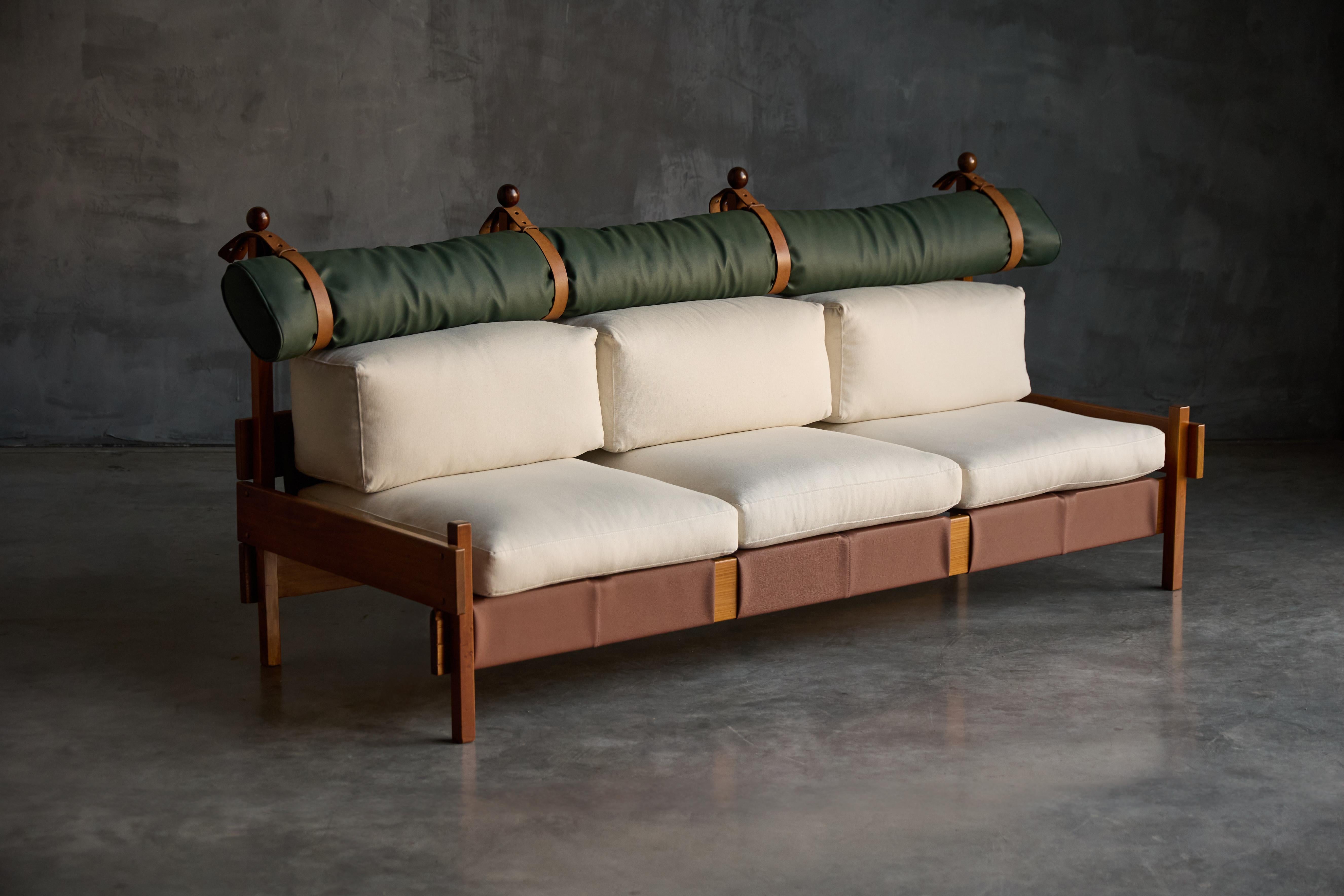 Das Dreisitzer-Sofa Tonico, entworfen von Sergio Rodrigues um 1963, ist ein Meisterwerk des brasilianischen Modernismus. Der Rahmen aus gebeiztem Freijó-Holz bildet ein stabiles und zugleich elegantes Fundament, das durch die unverwechselbare