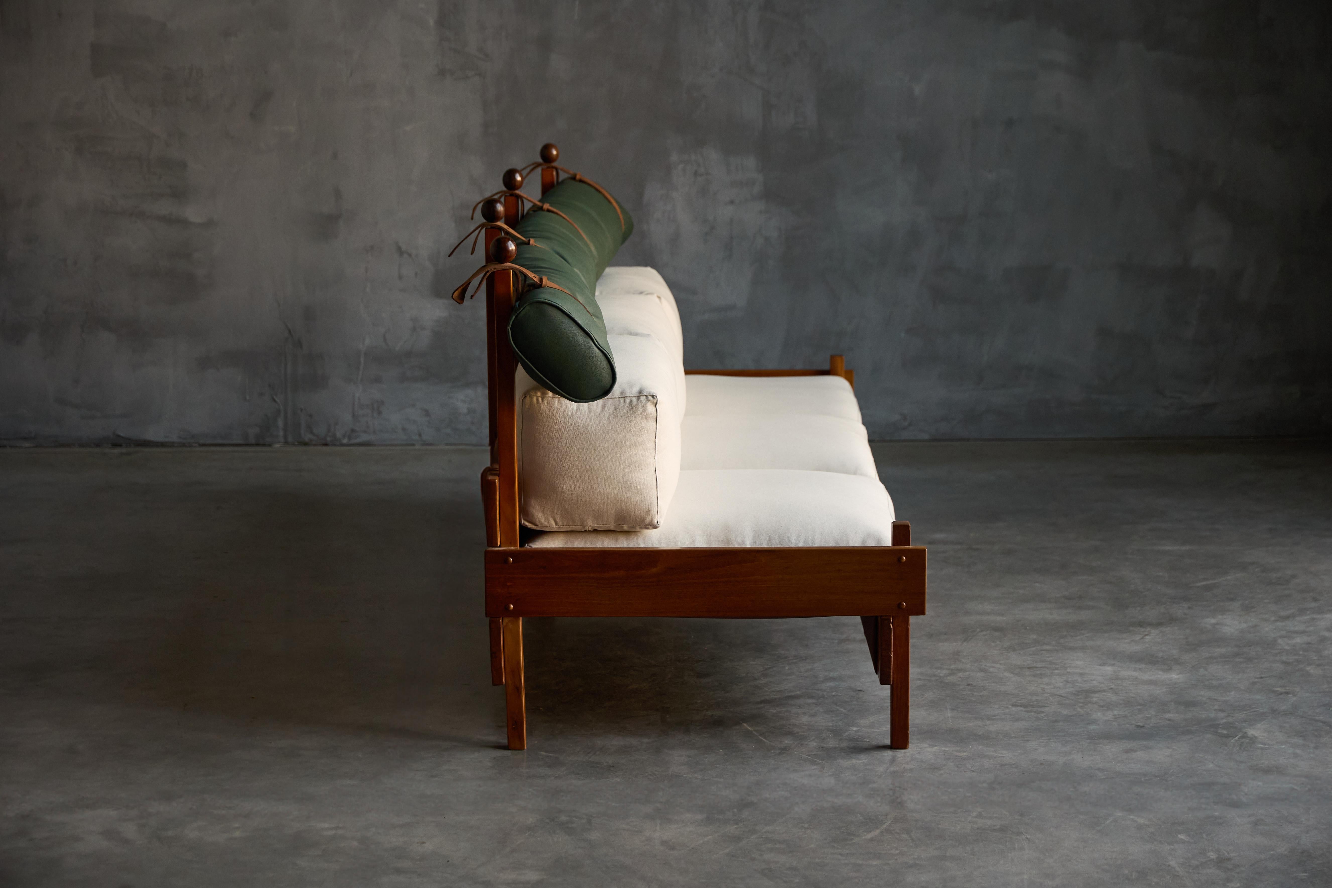 Dreisitziges Sofa „Tonico“ von Sergio Rodrigues, Brasilien, 1963 (Leder) im Angebot