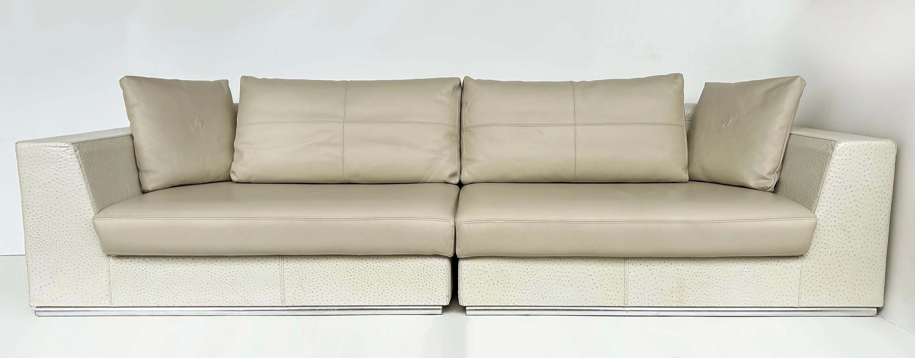 Tonino Lamborghini Italien, 2-teiliges Sofa aus Straußenleder in Modulform, 2010

Zum Verkauf angeboten wird ein Tonino Lamborghini Sattel genäht Straußenhaut und Leder zweiteilige Sofa. Diese riesige fabelhafte over-the-top Sofa ist ein