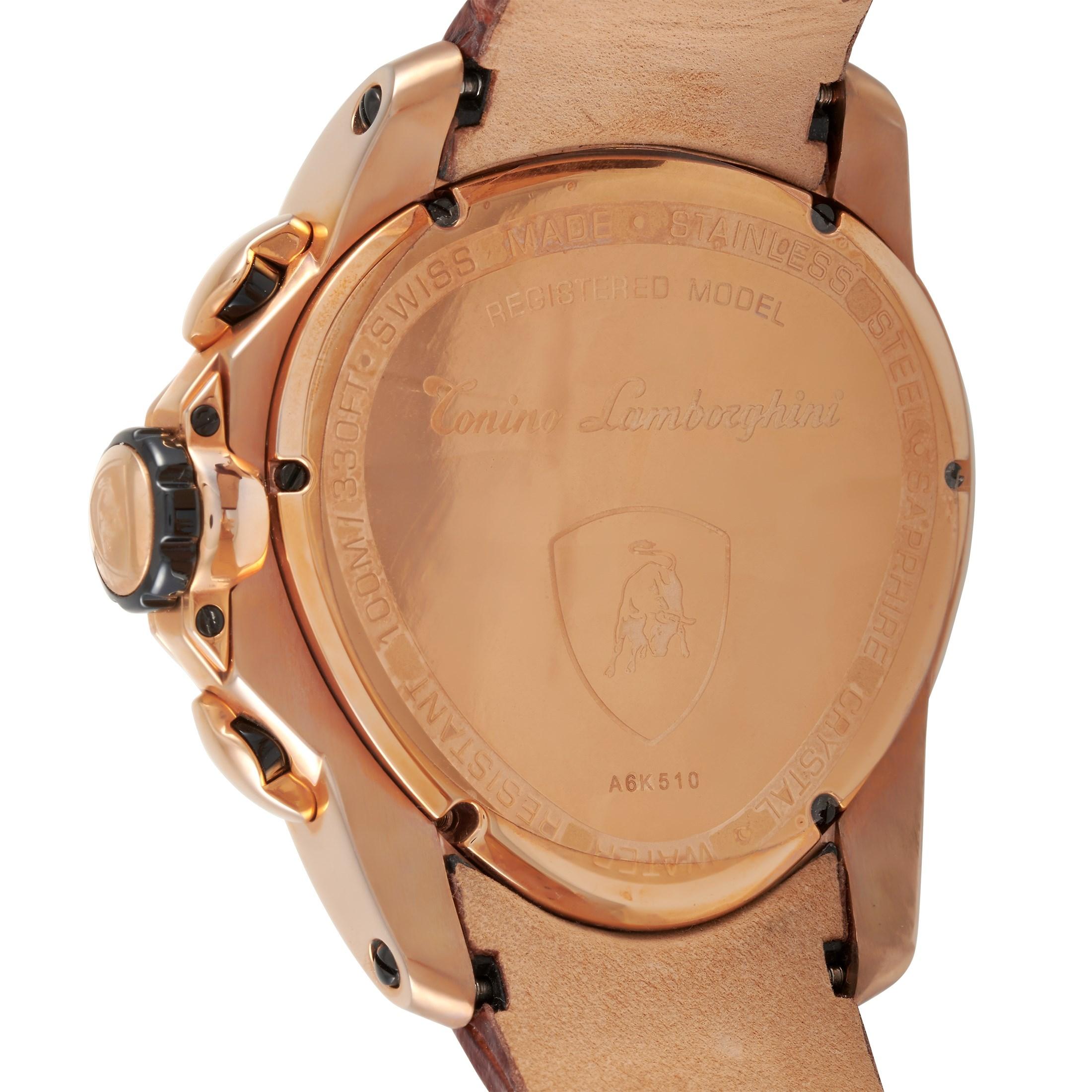 Diese Tonino Lamborghini Spyder 1100 Chronograph 44,30 mm Gold-Tone Edelstahl-Uhr, Referenznummer 1120, verfügt über ein goldfarbenes Edelstahlgehäuse, das 44,30 mm im Durchmesser misst. Das Gehäuse wird an einem braunen Krokodillederband mit