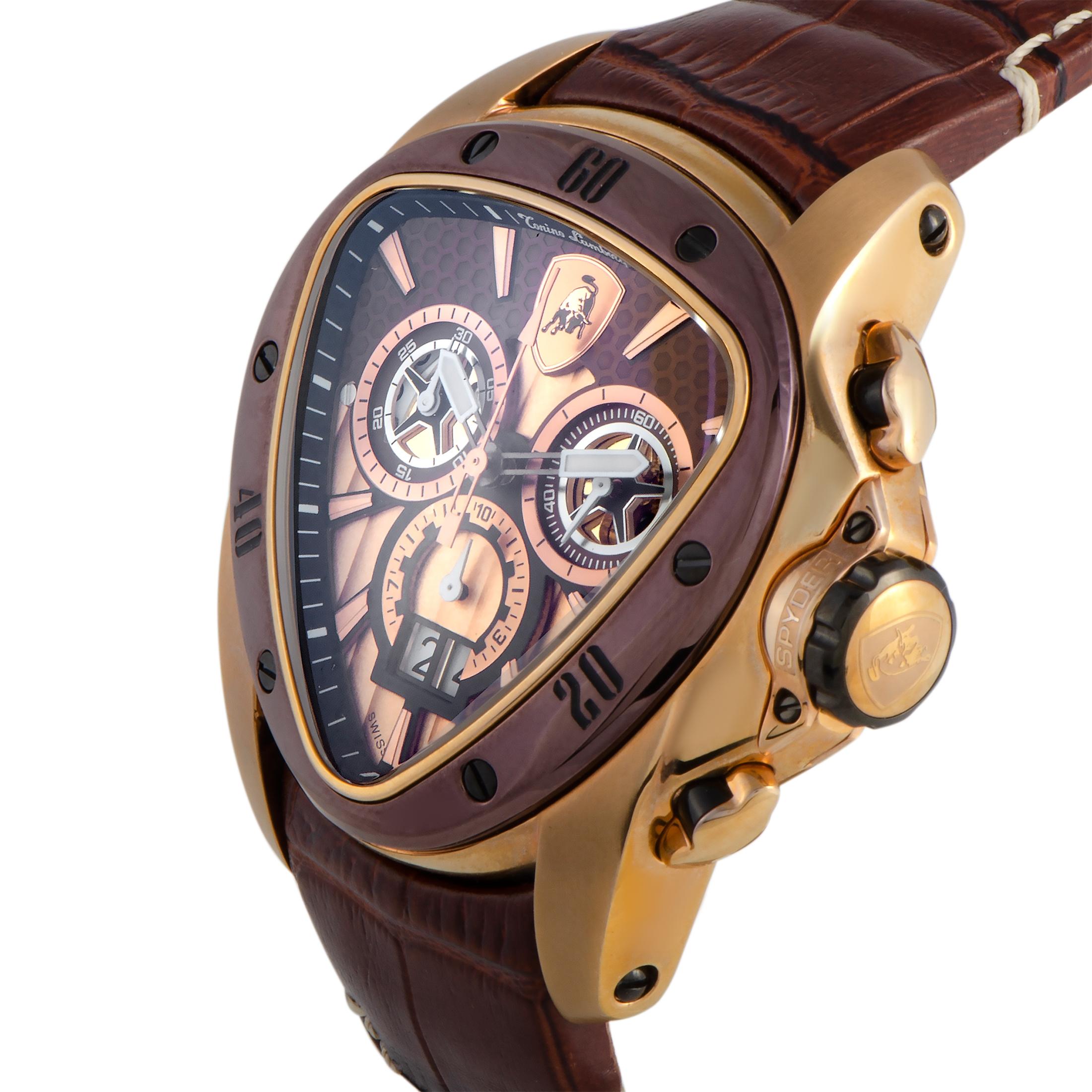 La montre Spyder Chronograph de Lamborghini, référence 1120, est dotée d'un boîtier en acier inoxydable plaqué PVD or et étanche à 100 mètres. Le boîtier est présenté sur un bracelet en cuir brun muni d'une boucle déployante. Animée par le mouvement